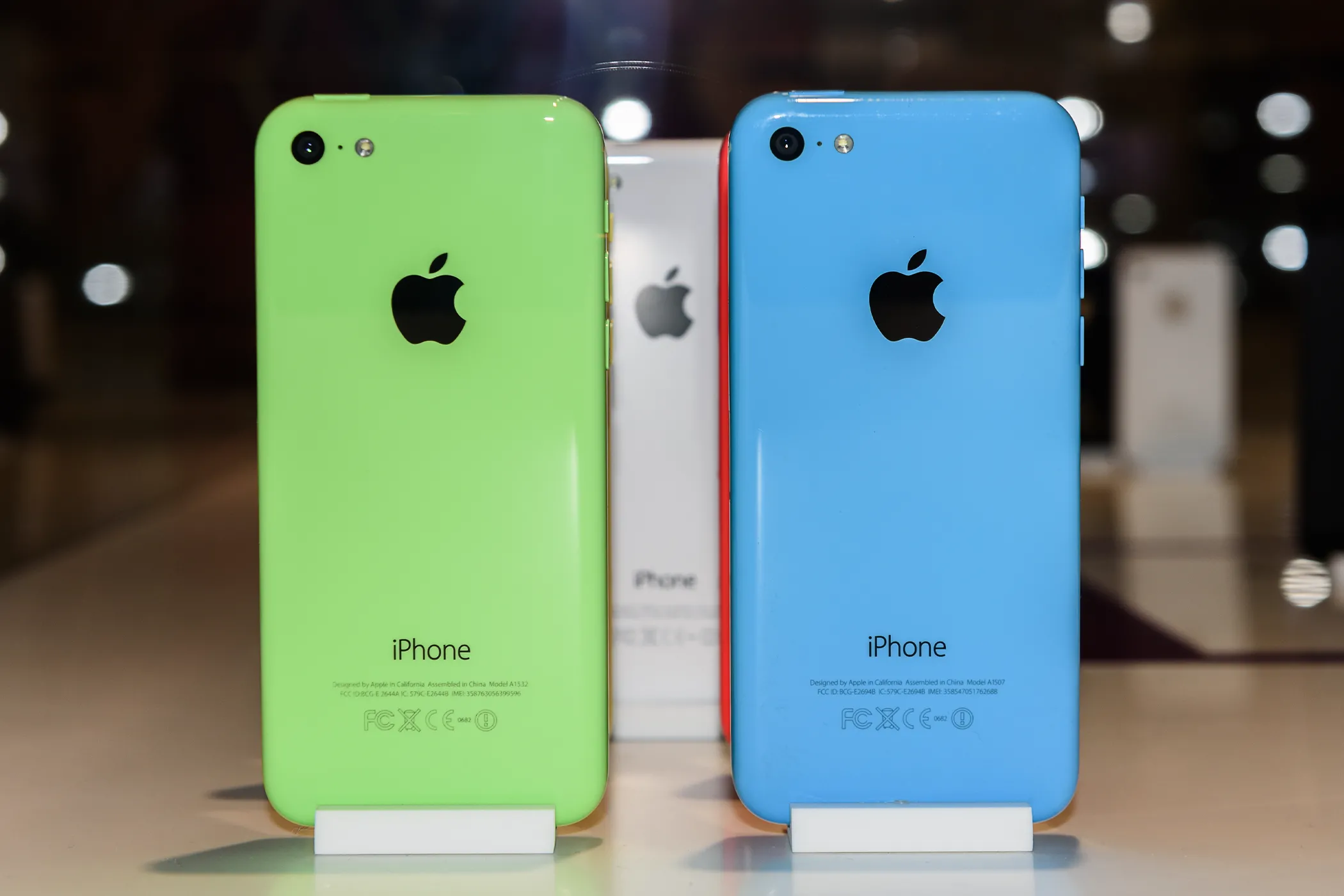Bốn chiếc iPhone 5c được trưng bày với các màu sắc khác nhau.