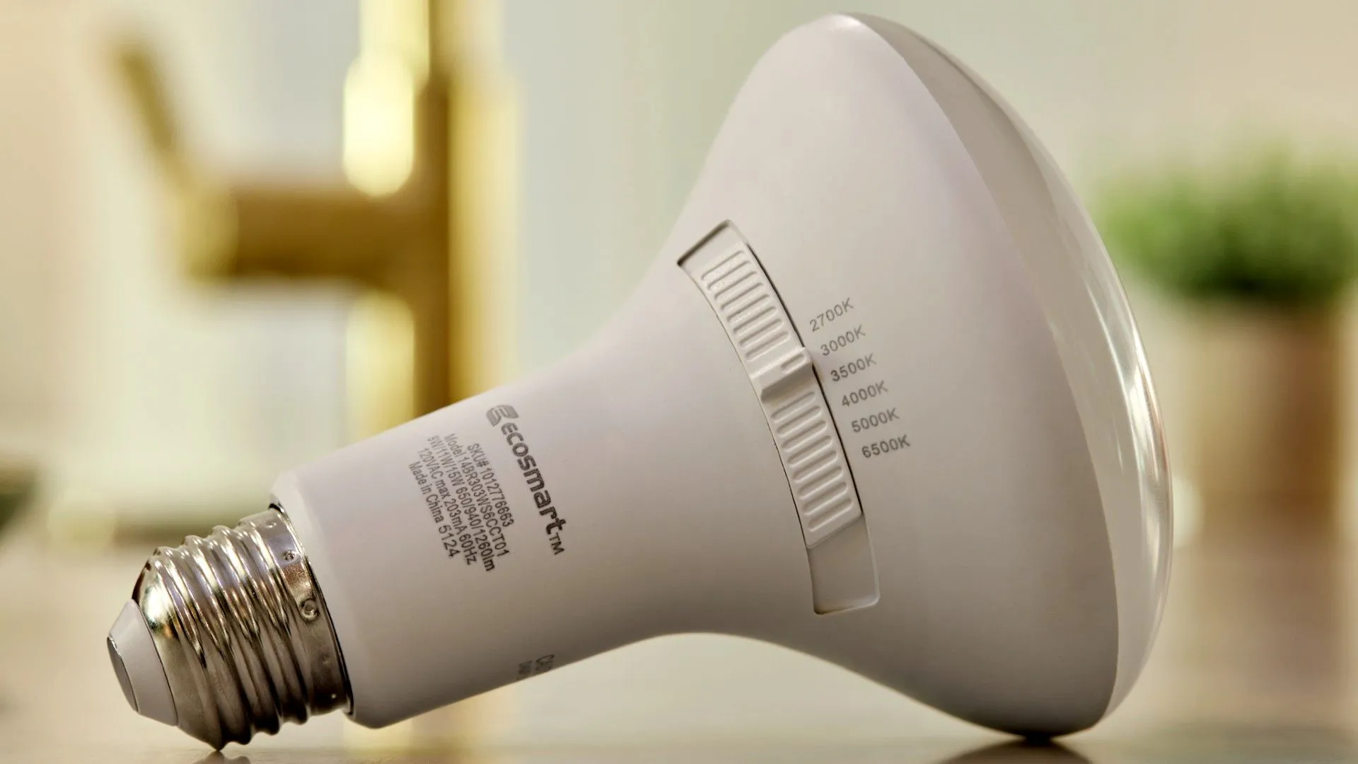 Bóng đèn thông minh EcoSmart hiển thị các chế độ ánh sáng khác nhau, tạo không khí đa dạng.