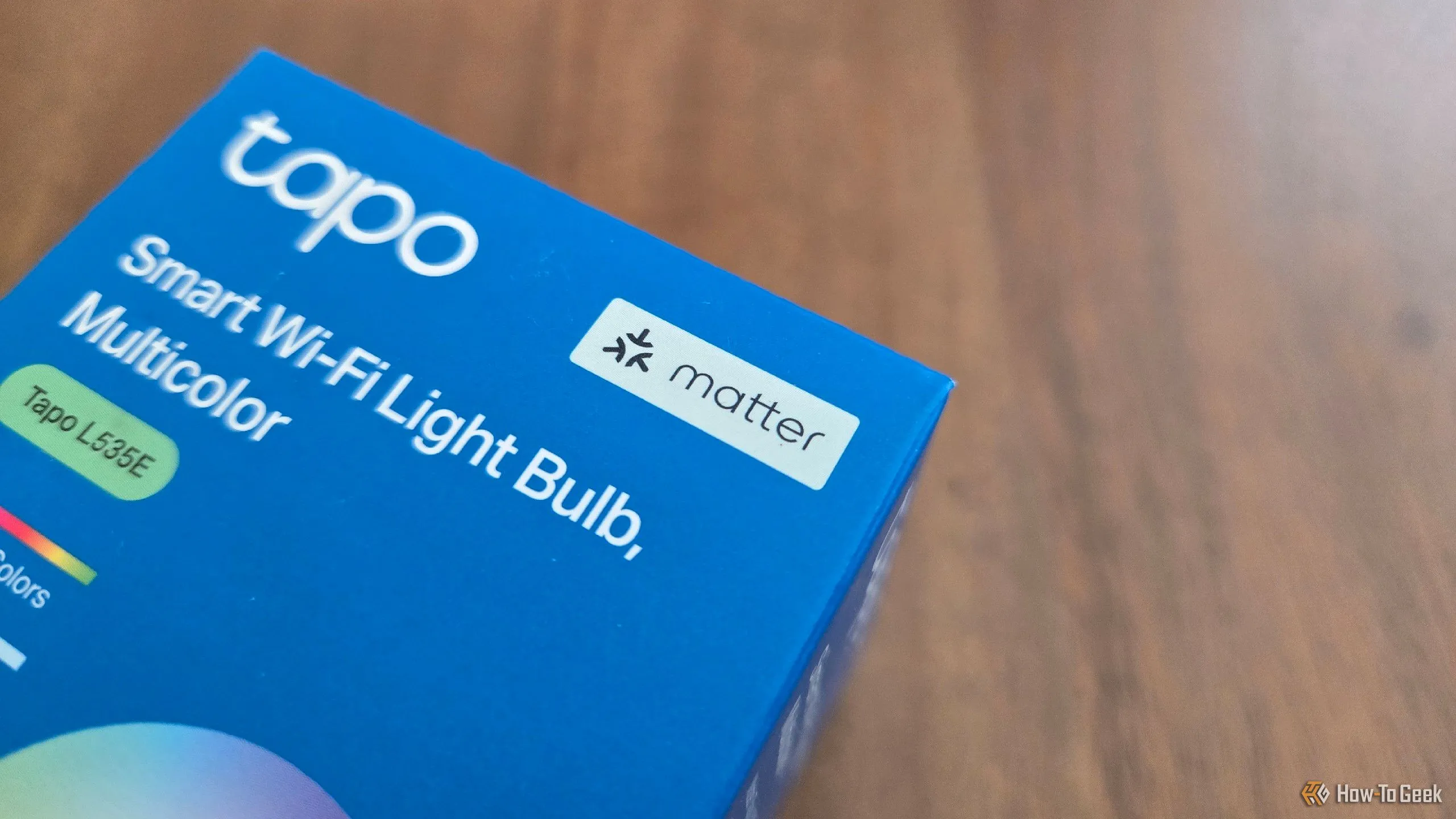 Bóng đèn thông minh TP-Link Tapo tương thích Matter còn trong hộp, biểu tượng cho sự chuyển mình công nghệ