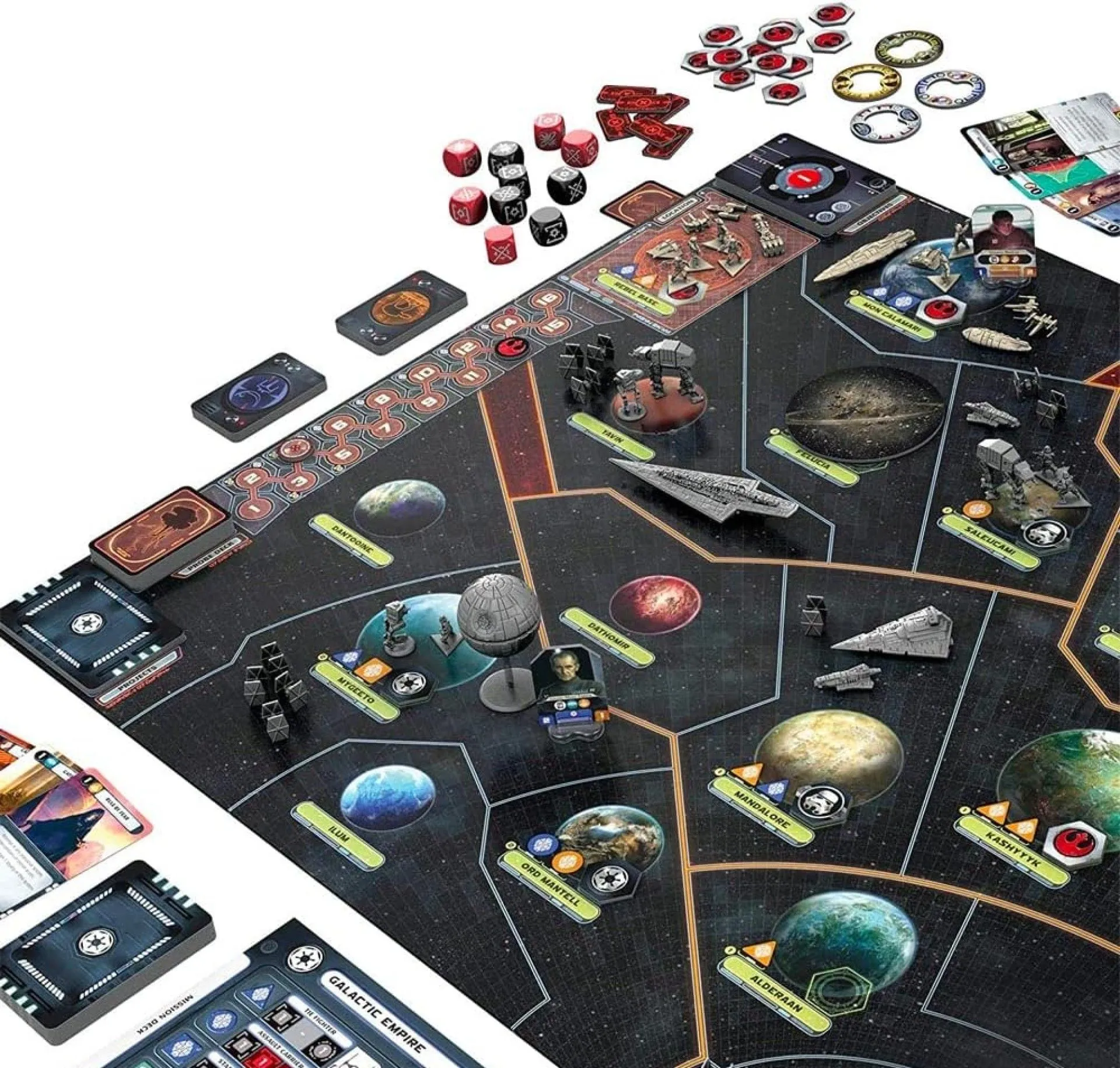 Bức ảnh thể hiện Board Game Star Wars: Rebellion đang được chơi trên bàn.