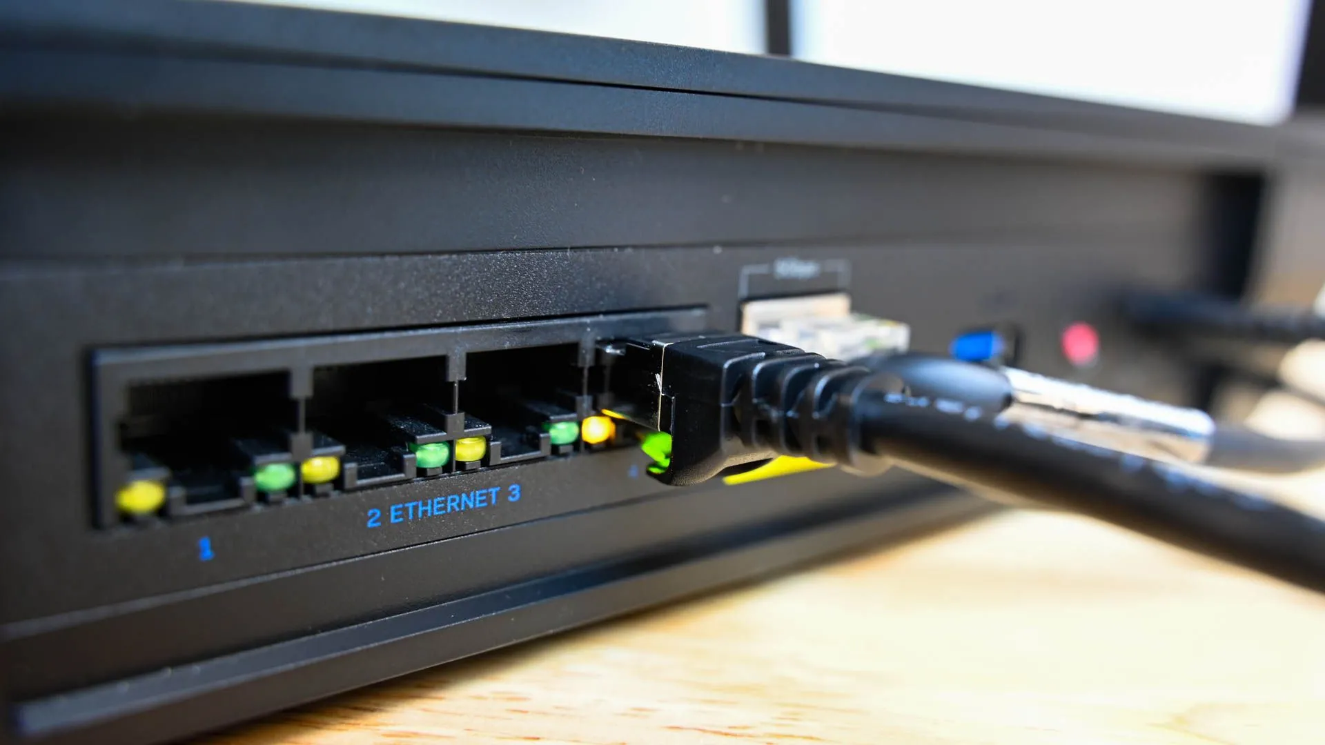 Các cổng Ethernet phía sau bộ định tuyến internet (router), tượng trưng cho mạng LAN