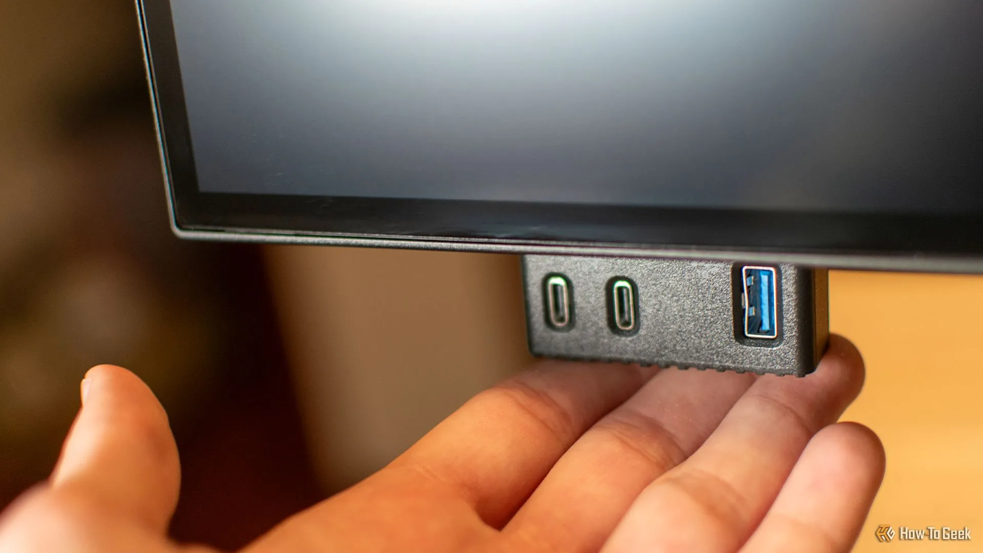 Các cổng USB-C và USB-A tiện lợi trên màn hình Dell Ultrasharp 27 Thunderbolt Hub.