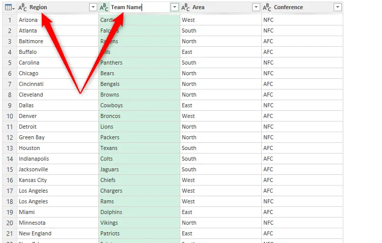 Các cột đang được đổi tên trong Power Query Editor của Excel để phản ánh nội dung đã tách.