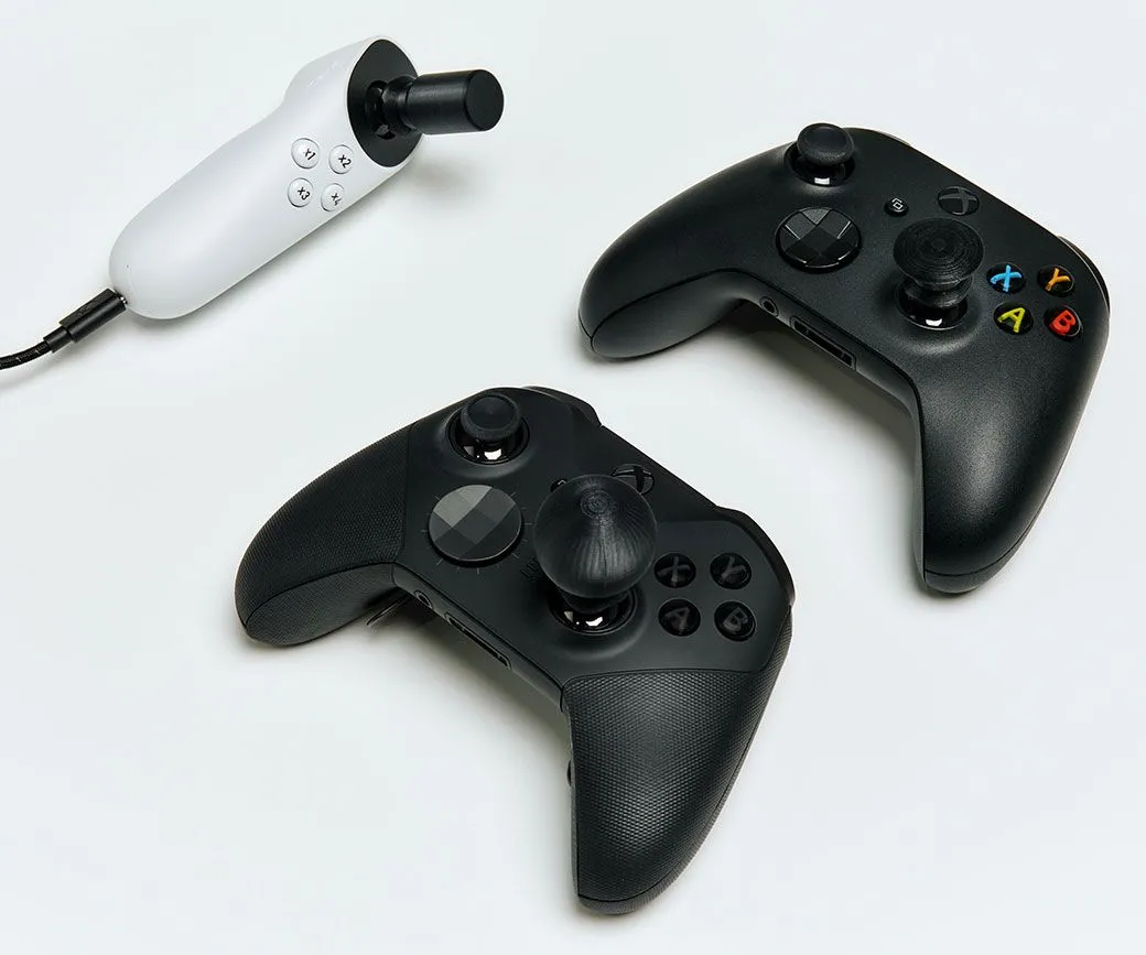 Các đầu bọc cần điều khiển được gắn trên tay cầm Xbox tiêu chuẩn, minh họa tính linh hoạt trong sử dụng.