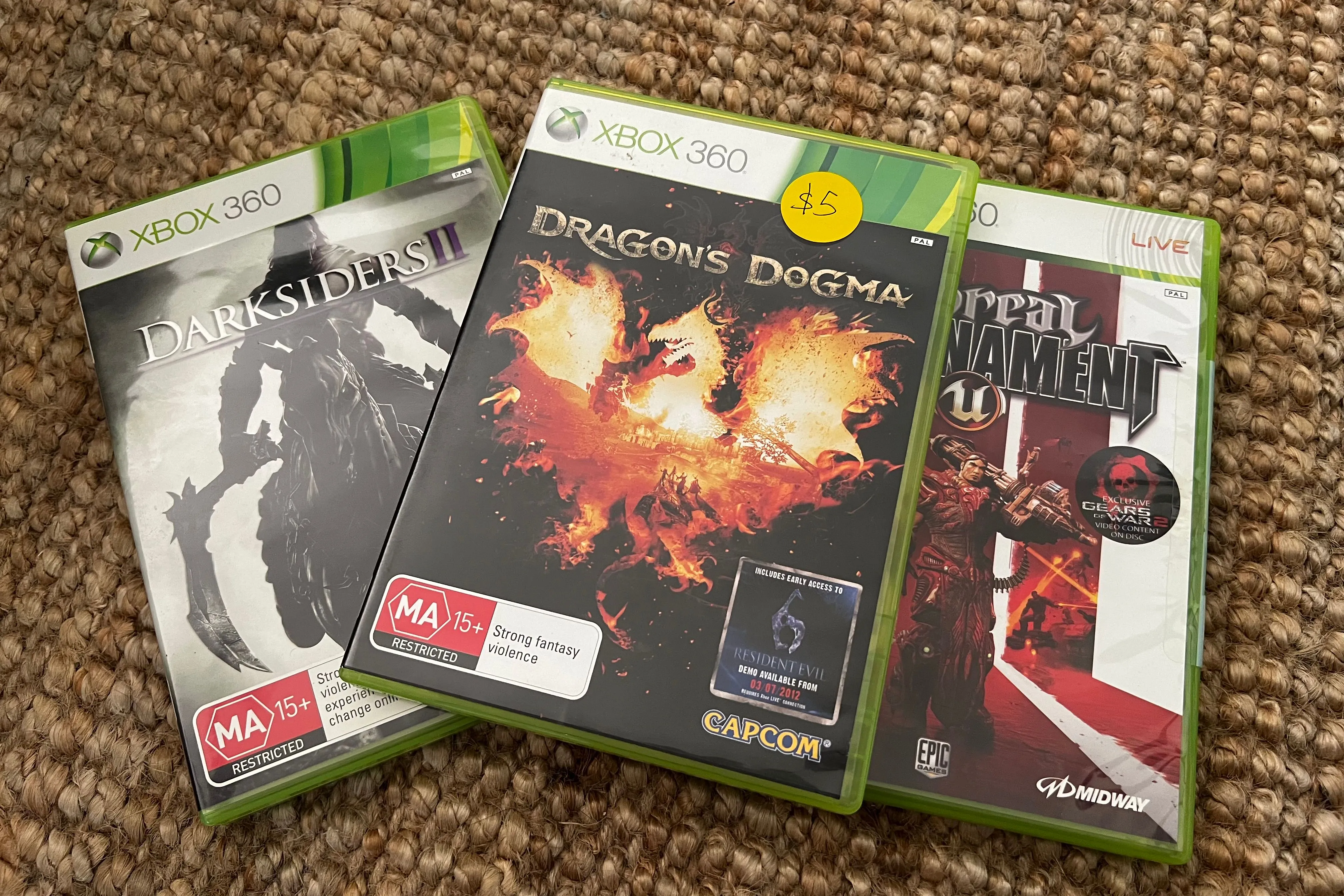 Các đĩa game vật lý đã qua sử dụng được bày bán tại cửa hàng, thể hiện xu hướng mua bán lại để tiết kiệm chi phí cho game thủ