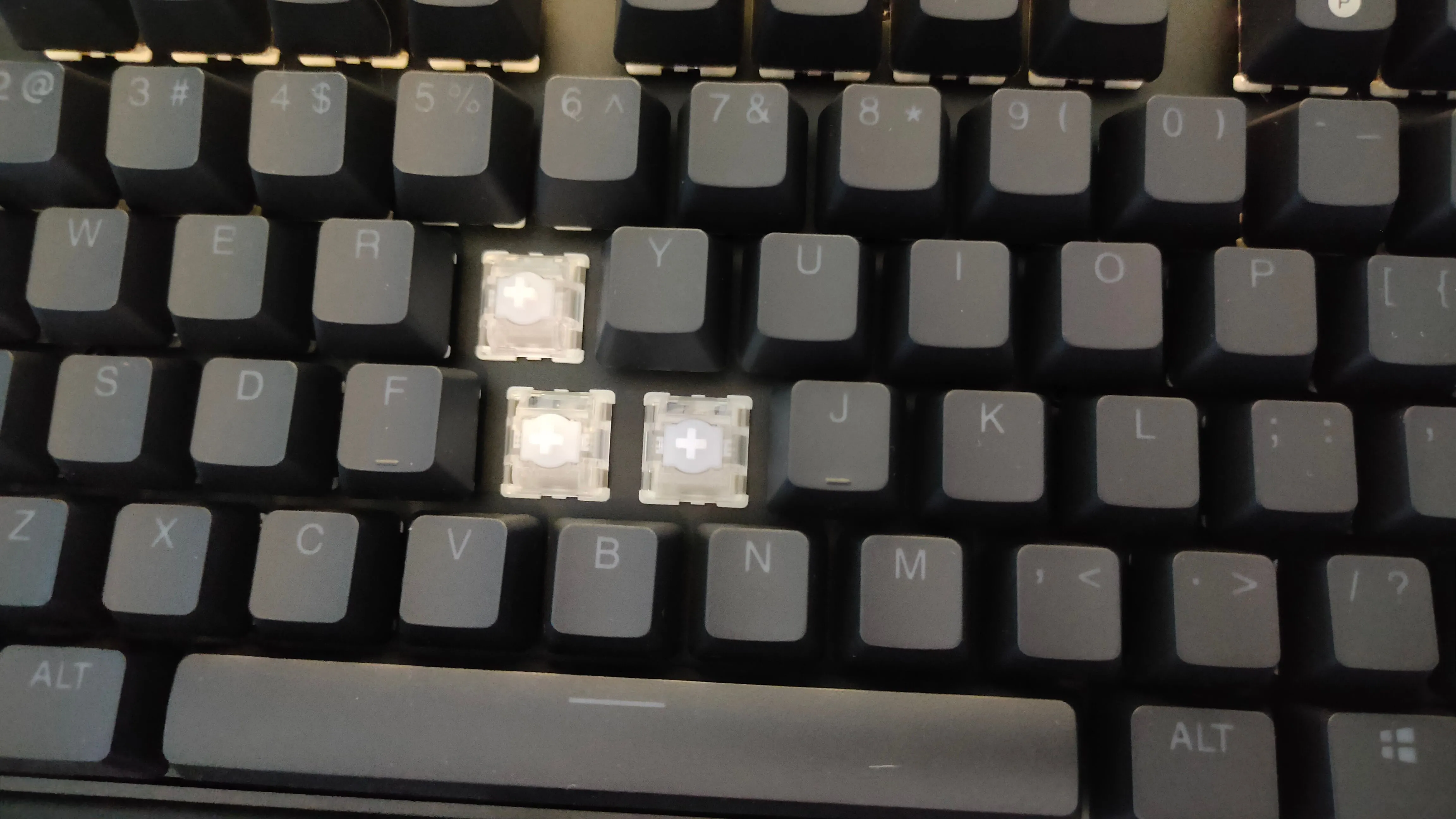 Các keycap được tháo khỏi switch Gateron Hall Effect trên bàn phím SteelSeries Apex Pro Gen 3 TKL Wireless