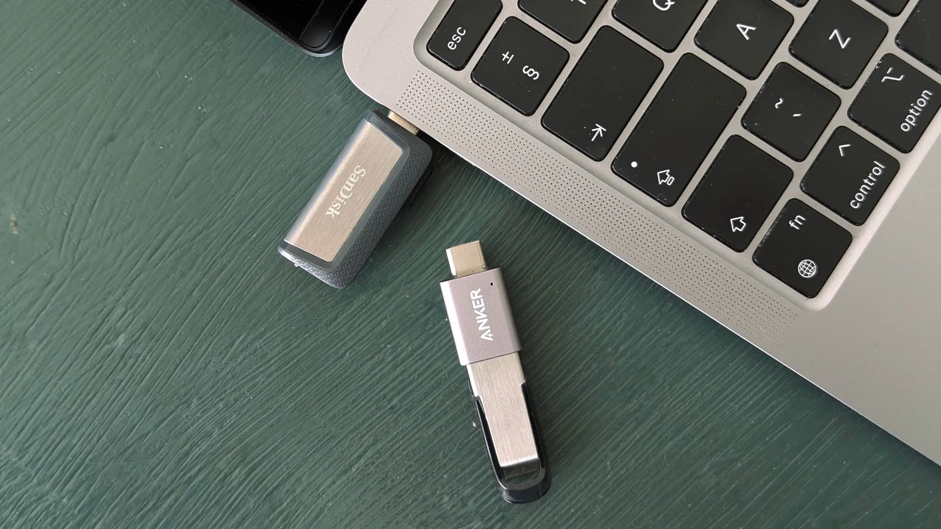 Các loại ổ đĩa flash USB với nhiều cổng kết nối đa dạng bên cạnh MacBook