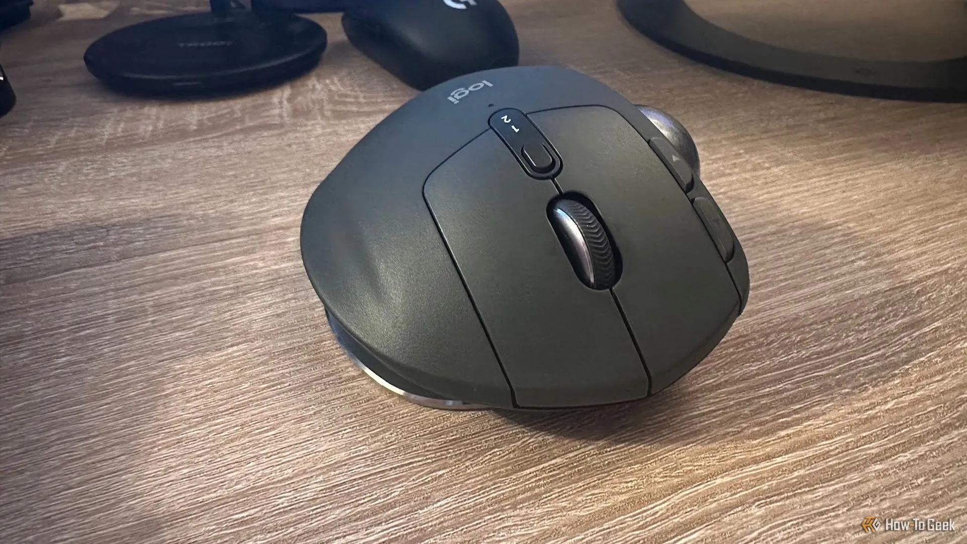 Các nút bấm chính của chuột Logitech MX Ergo S, minh họa thiết kế nút bấm im lặng.