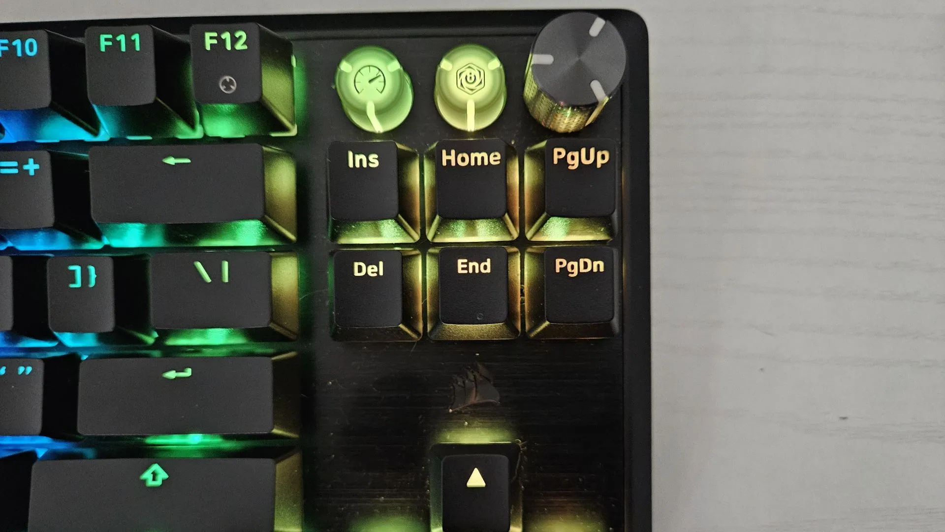 Các nút điều khiển đa phương tiện, con lăn và nút chế độ game trên bàn phím Corsair K70 PRO TKL.