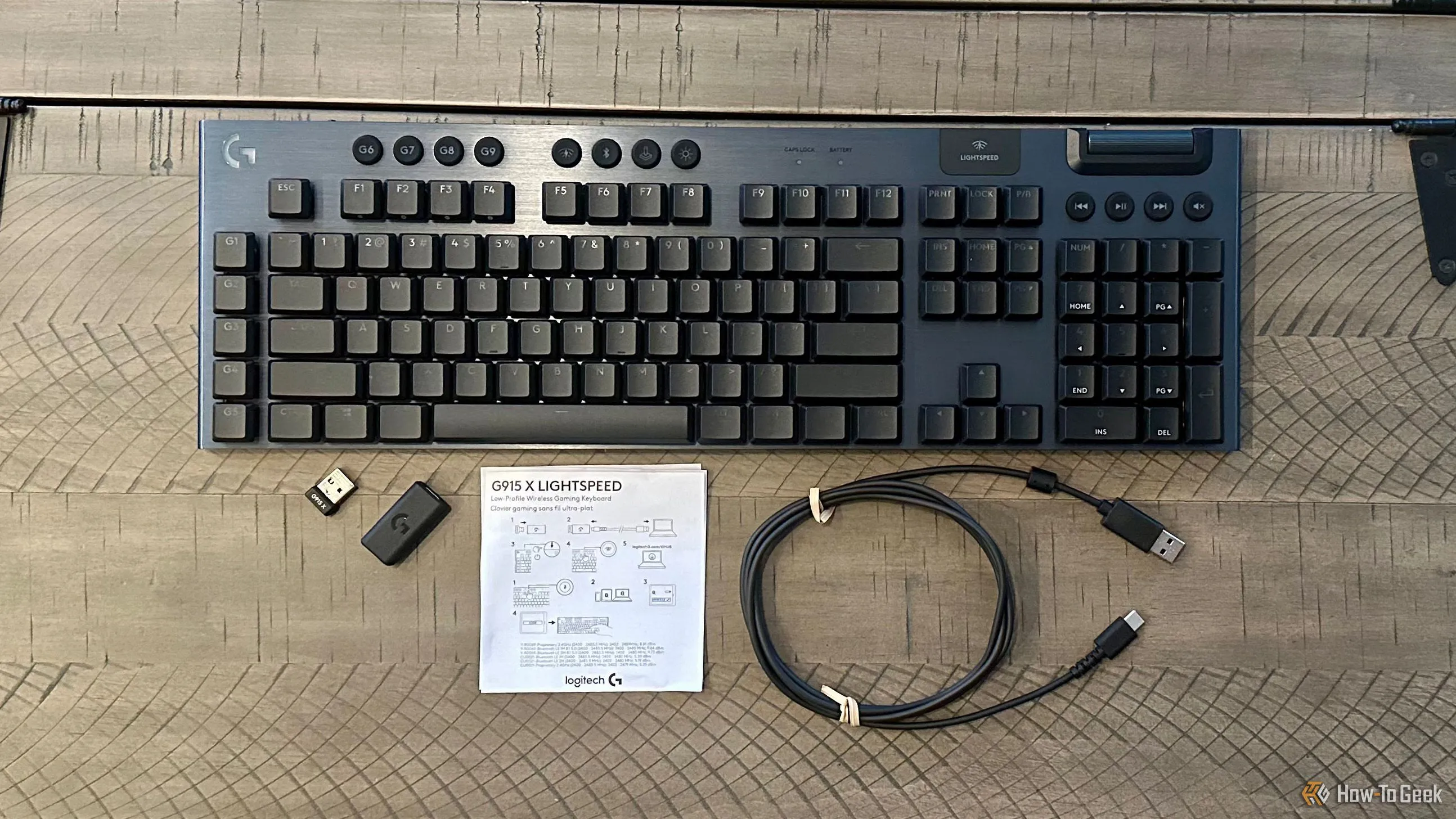 Các phụ kiện đi kèm bàn phím Logitech G915 X Lightspeed khi mở hộp