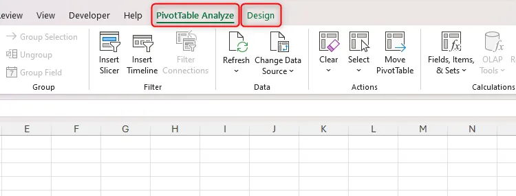 Các tab PivotTable Analyze và Design trên thanh Ribbon của Excel, cung cấp công cụ phân tích và thiết kế bảng tổng hợp.
