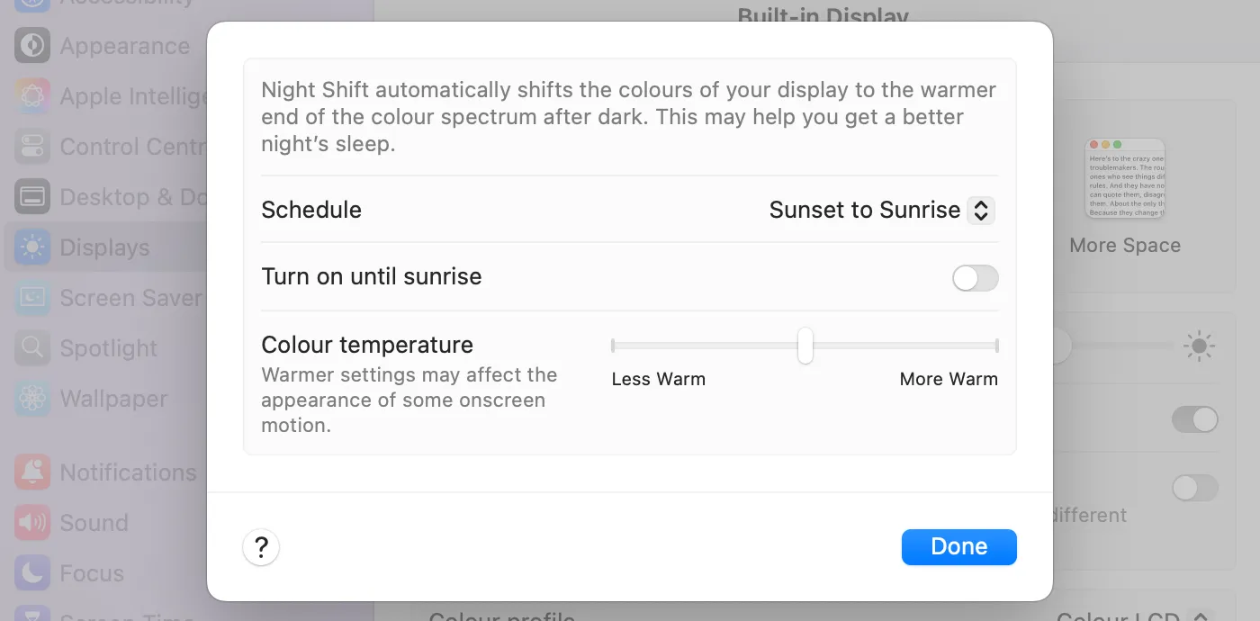 Cài đặt Night Shift trên macOS, cho phép lên lịch tự động điều chỉnh màu sắc màn hình ấm hơn từ hoàng hôn đến bình minh để giảm ánh sáng xanh và bảo vệ mắt.