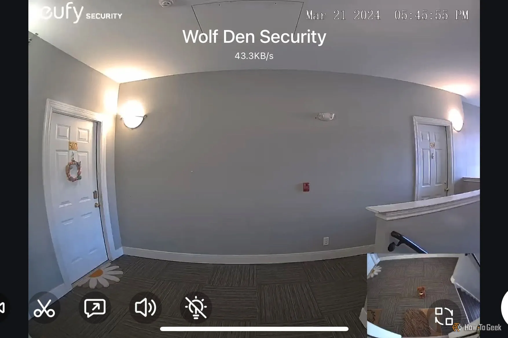 Camera chuông cửa eufy Security E340 hiển thị hành lang chung cư, minh họa việc ghi hình an ninh