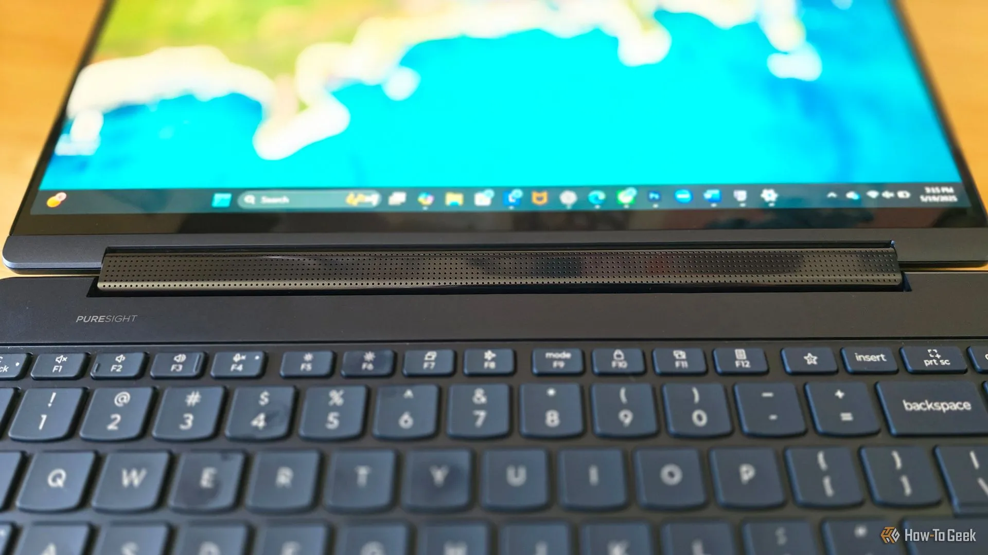 Cận cảnh bản lề và thanh loa của laptop Lenovo Yoga 9i 2-in-1 Gen 10, cho thấy thiết kế loa tích hợp Dolby Atmos.