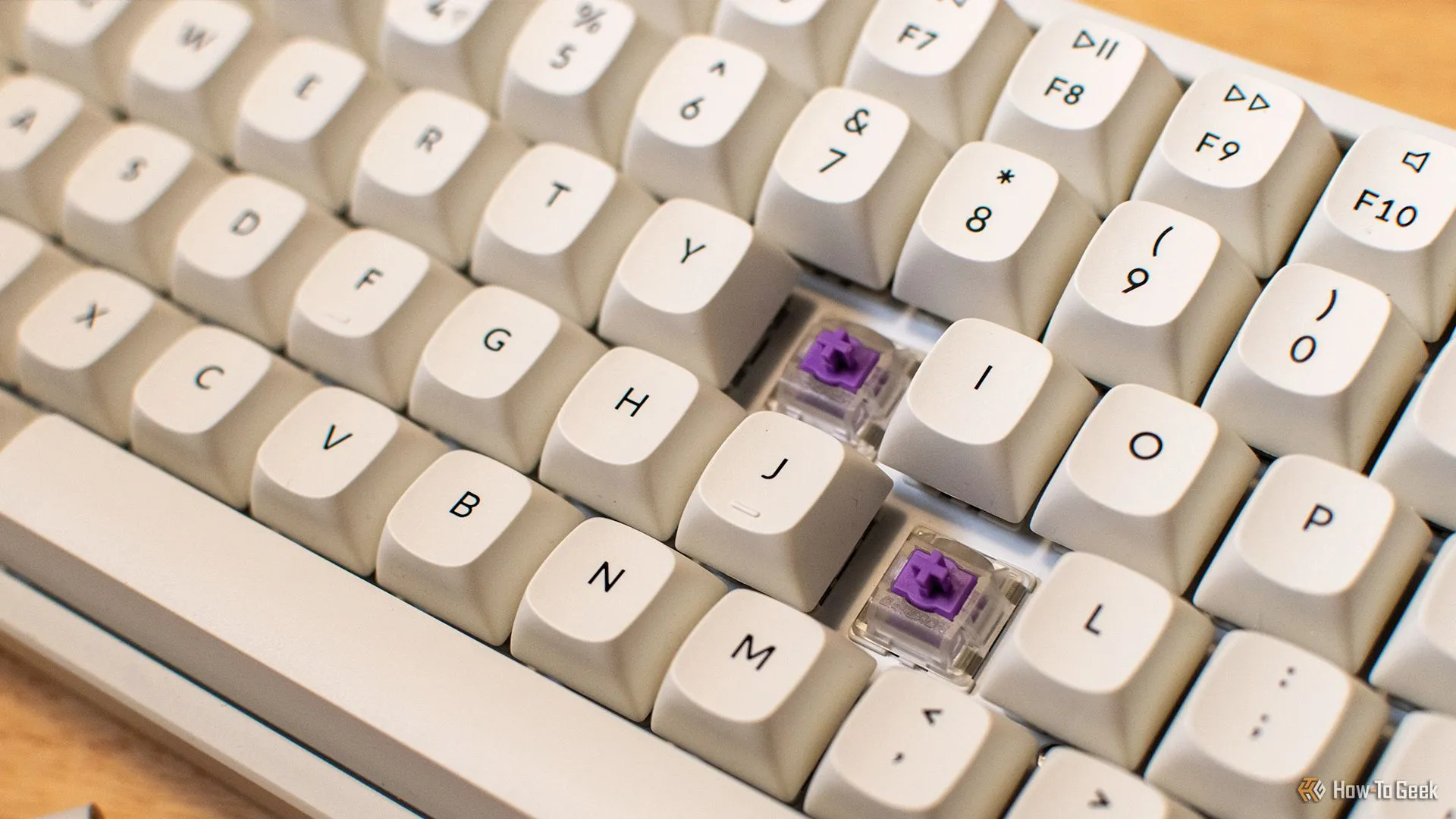 Cận cảnh bàn phím Keychron K4 HE với hai keycap được tháo rời, cho thấy switch từ trường Gateron