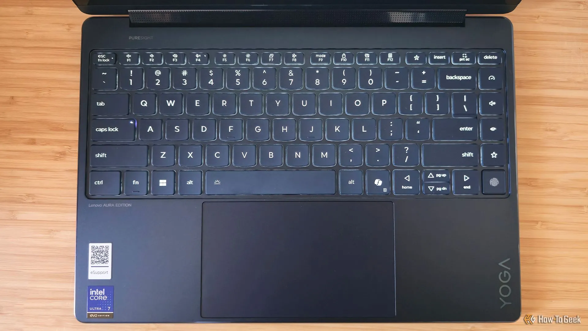 Cận cảnh bàn phím và bàn di chuột của laptop Lenovo Yoga 9i 2-in-1 Gen 10, nổi bật thiết kế chiclet và touchpad rộng rãi.