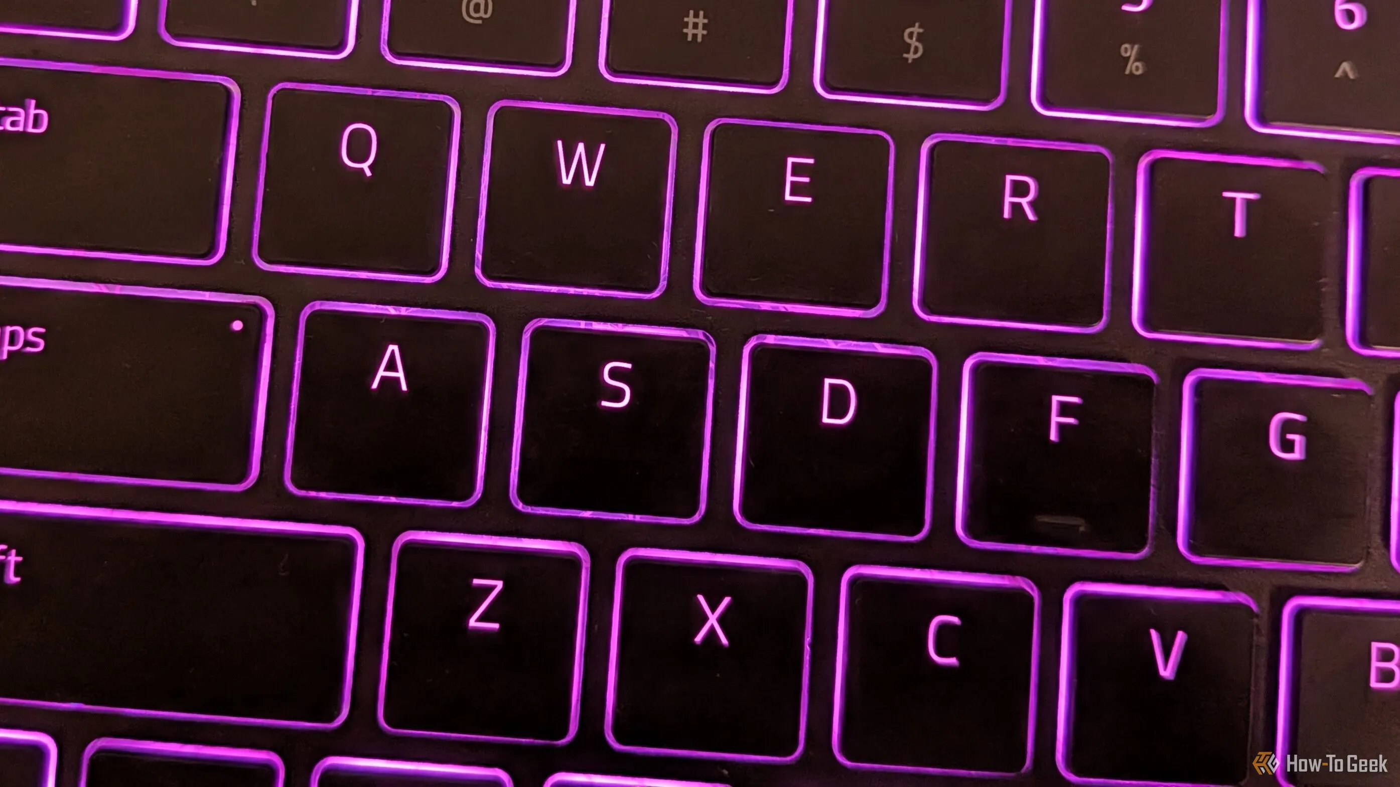 Cận cảnh các phím ASDF của Razer Joro với đèn nền RGB đang bật, làm nổi bật ký tự xuyên sáng