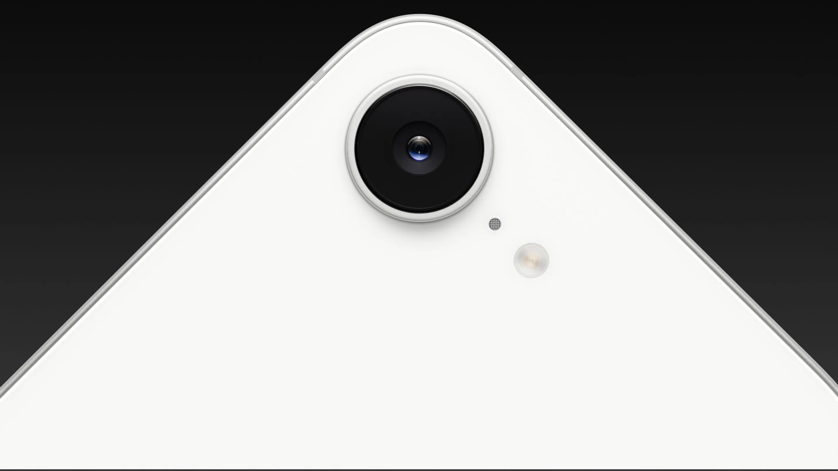 Cận cảnh camera sau của iPhone 16e với một cảm biến lớn và đèn flash.