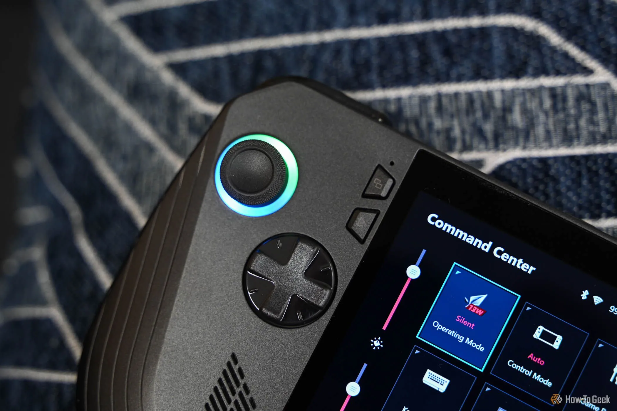 Cận cảnh cạnh trái của thiết bị chơi game cầm tay ASUS ROG Ally X, đối thủ cạnh tranh của Steam Deck, với các cổng kết nối và nút điều khiển.