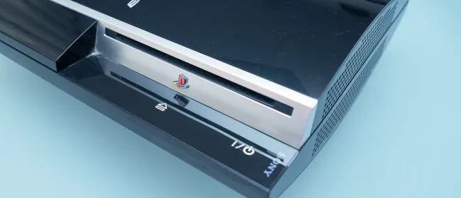 Cận cảnh console Sony PlayStation 3, đại diện cho kỷ nguyên lưu game trên ổ cứng tích hợp.
