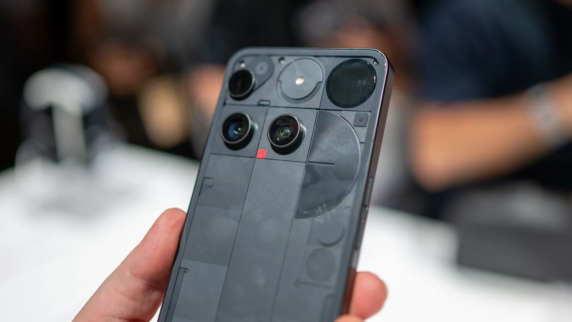 Cận cảnh cụm ba camera sau 50MP của Nothing Phone (3).