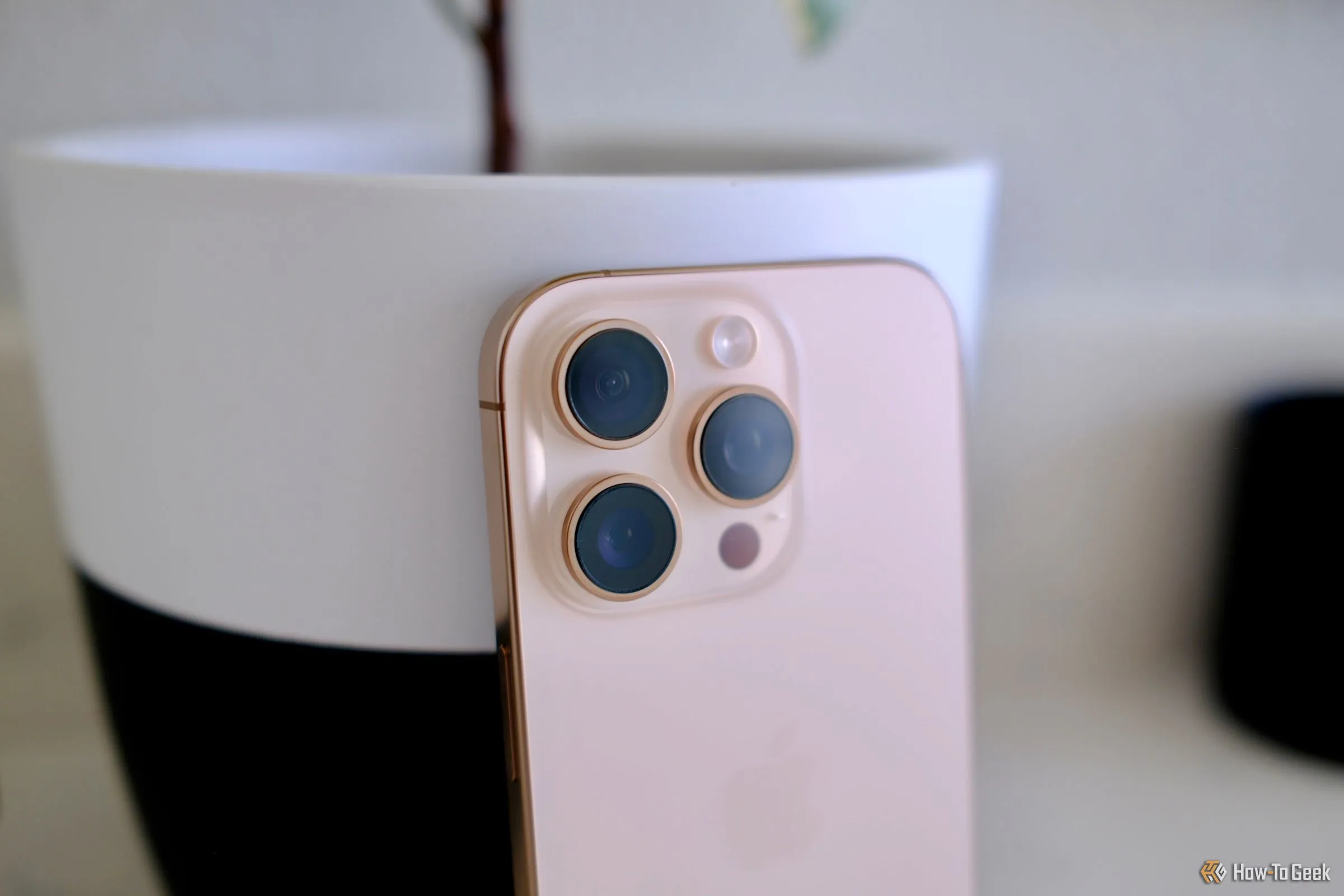 Cận cảnh cụm camera Pro chất lượng cao trên iPhone 16 Pro