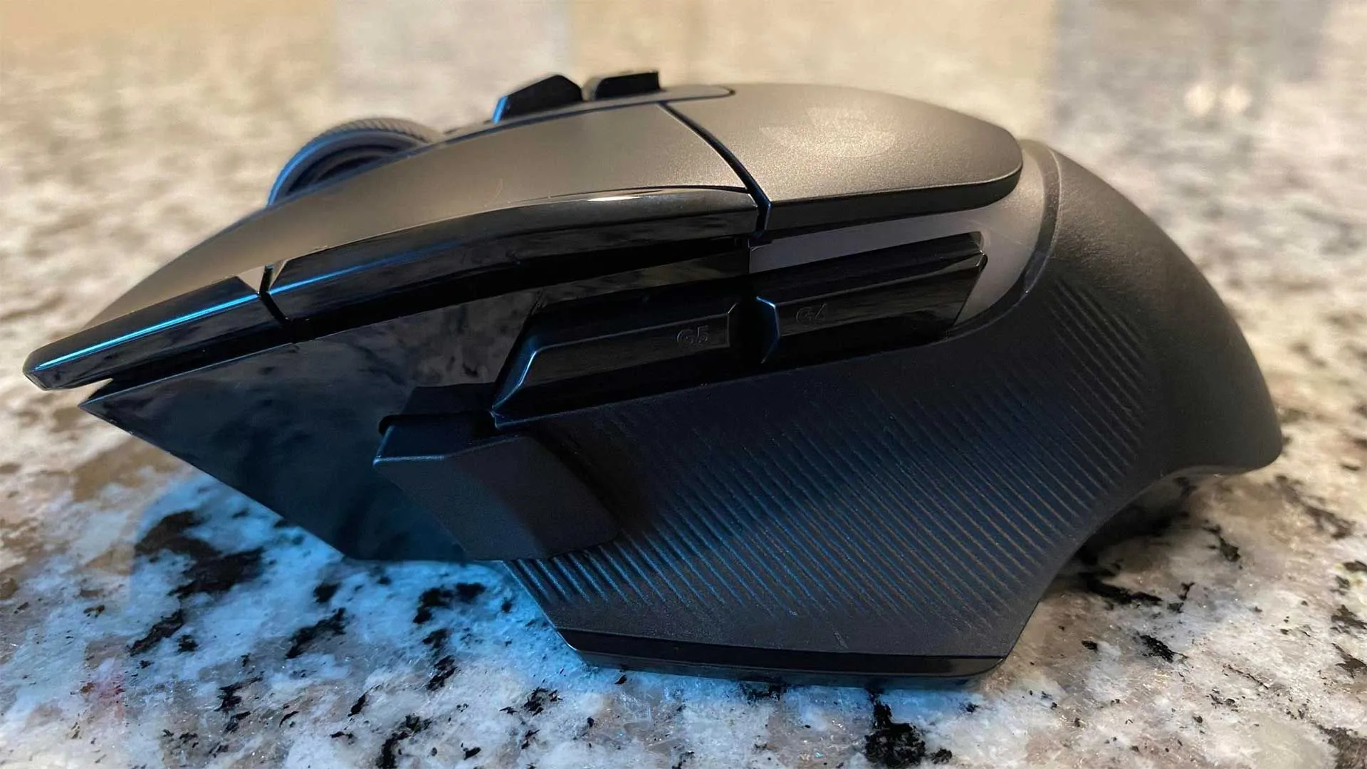 Cận cảnh Logitech G502 X Plus Lightspeed không dây từ góc nhìn bên cạnh, làm nổi bật thiết kế đặc trưng và các nút chức năng hỗ trợ làm việc hiệu quả.