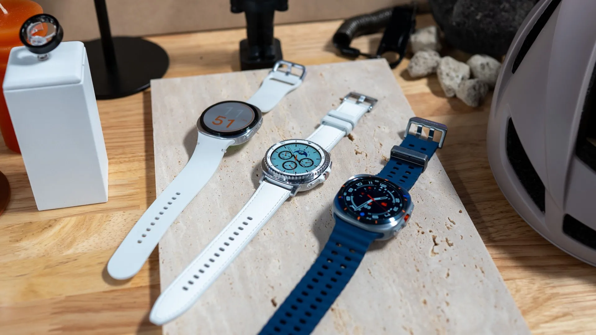 Cận cảnh màn hình của Samsung Galaxy Watch 8, Watch 8 Classic và Watch Ultra (2025) trên mặt bàn.