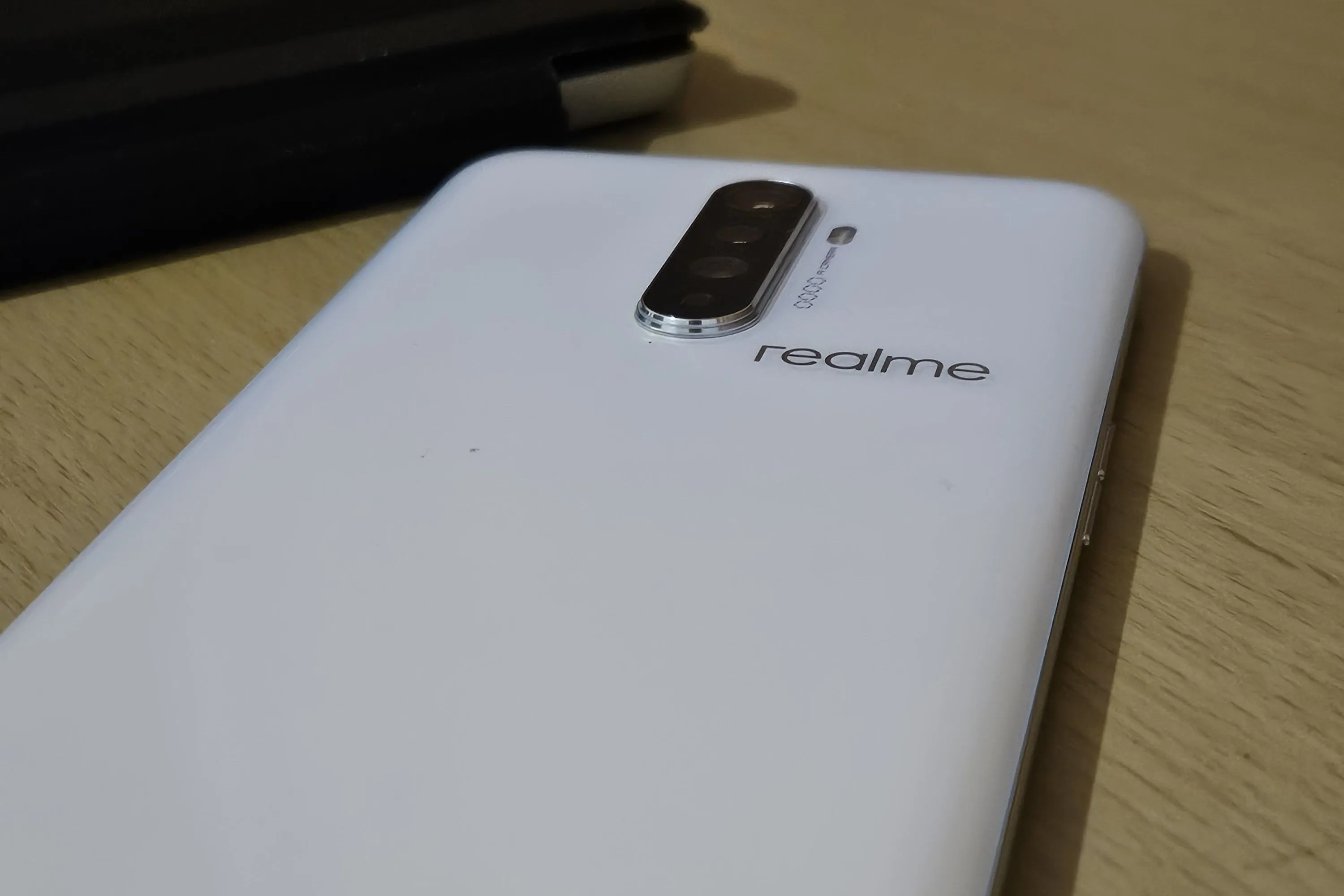 Cận cảnh mặt sau của chiếc điện thoại thông minh Realme X2 Pro, thể hiện thiết kế của một mẫu điện thoại tầm trung từ năm 2019.
