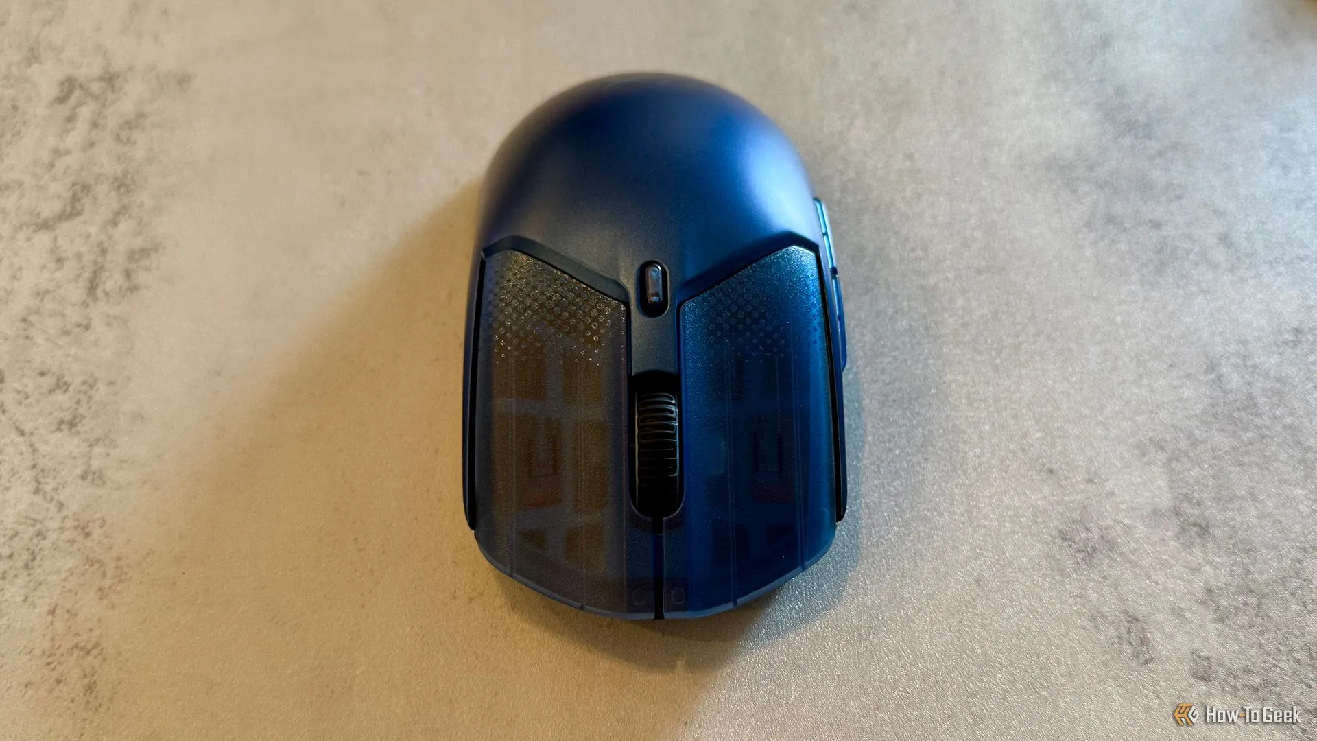 Cận cảnh mặt trước chuột HyperX Pulsefire Haste 2 S Wireless, làm nổi bật nút bấm và cổng sạc USB-C
