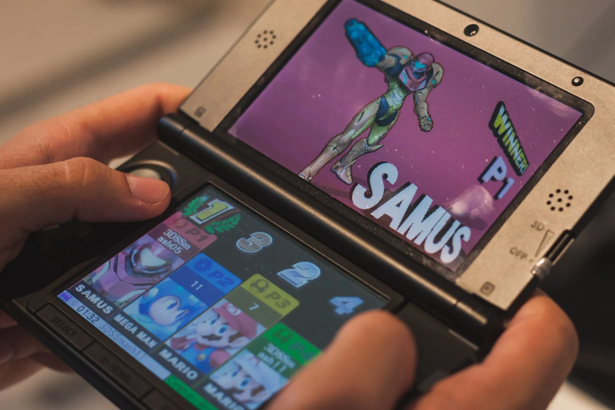 Cận cảnh máy chơi game cầm tay Nintendo 3DS.