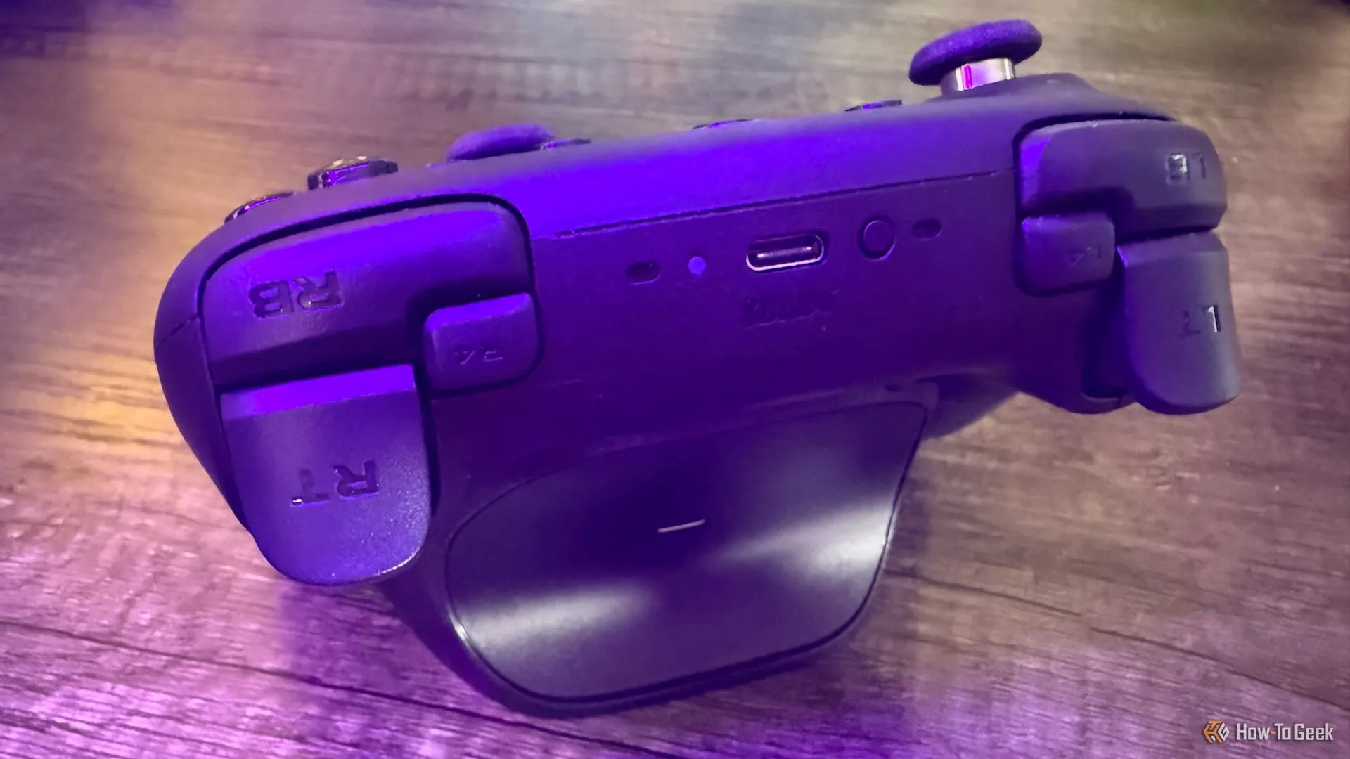 Cận cảnh nút bấm (bumpers) và cò bấm (triggers) của tay cầm 8BitDo Ultimate 2 Wireless