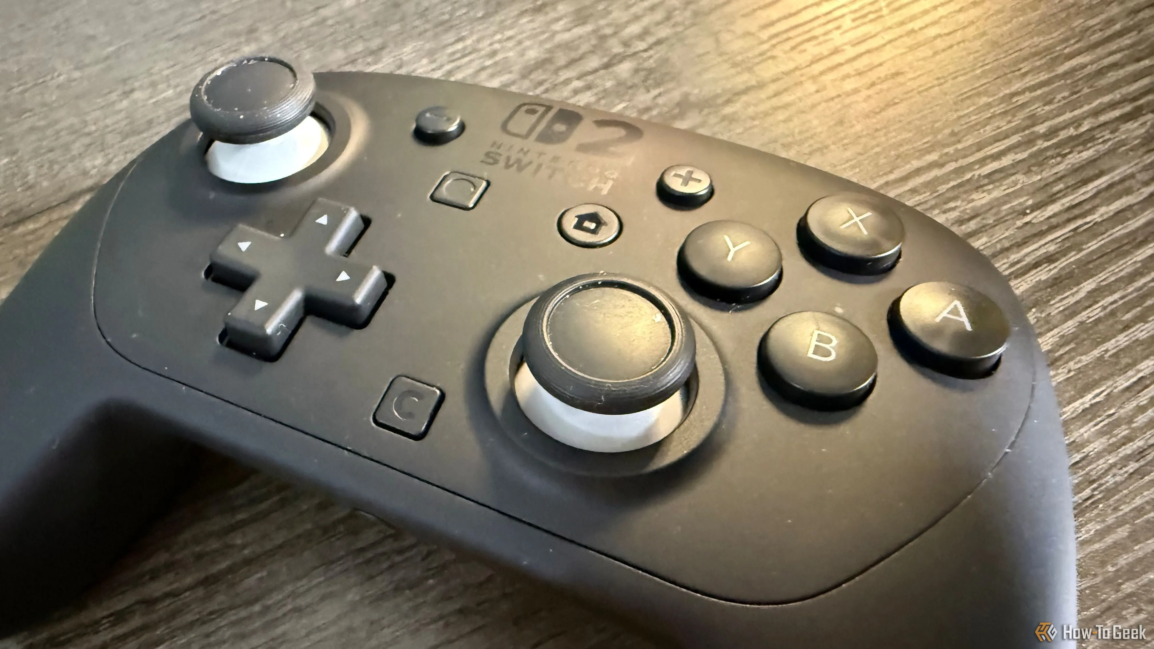 Cận cảnh nút bấm, cần analog và D-pad của tay cầm Nintendo Switch 2 Pro Controller