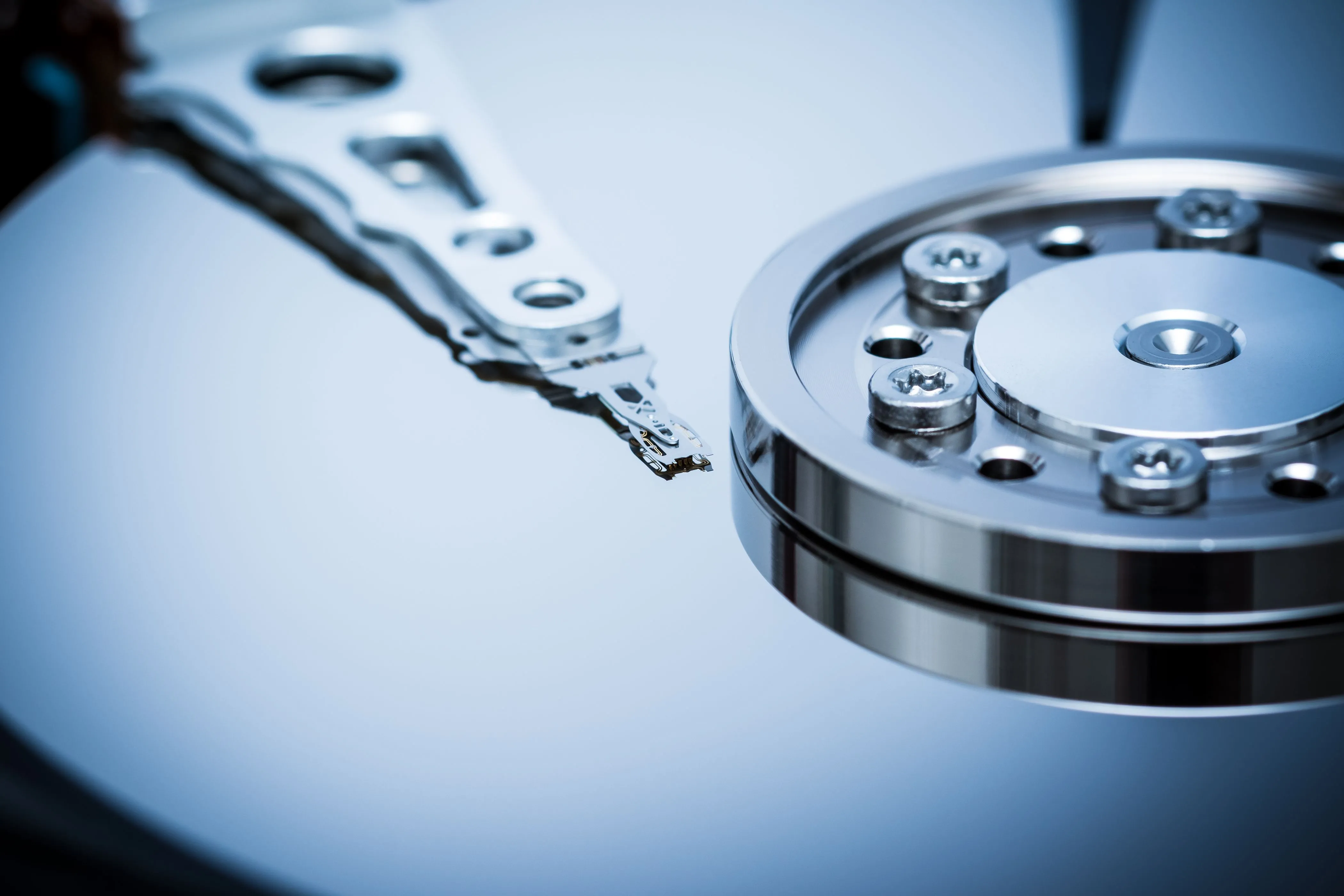 Cận cảnh tay đọc ghi di chuyển trên bề mặt đĩa từ của ổ cứng HDD.