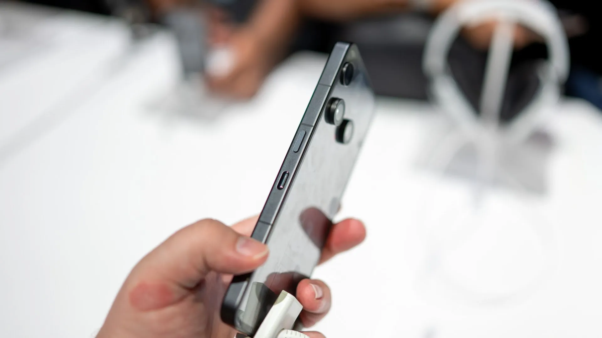 Cạnh bên của Nothing Phone (3) với nút nguồn và nút Essential.