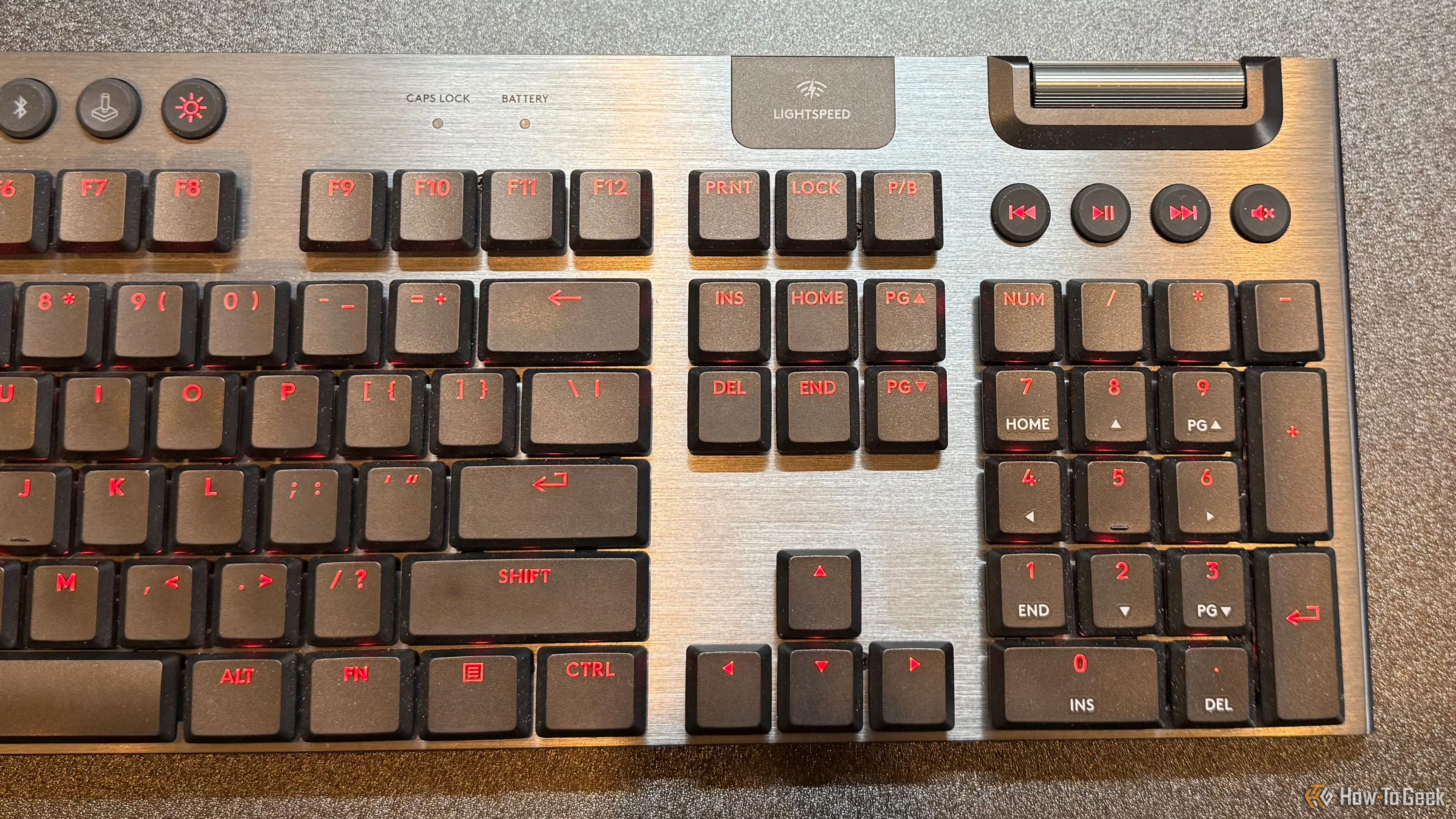 Cạnh bên phải bàn phím gaming Logitech G915 X Lightspeed với các phím media