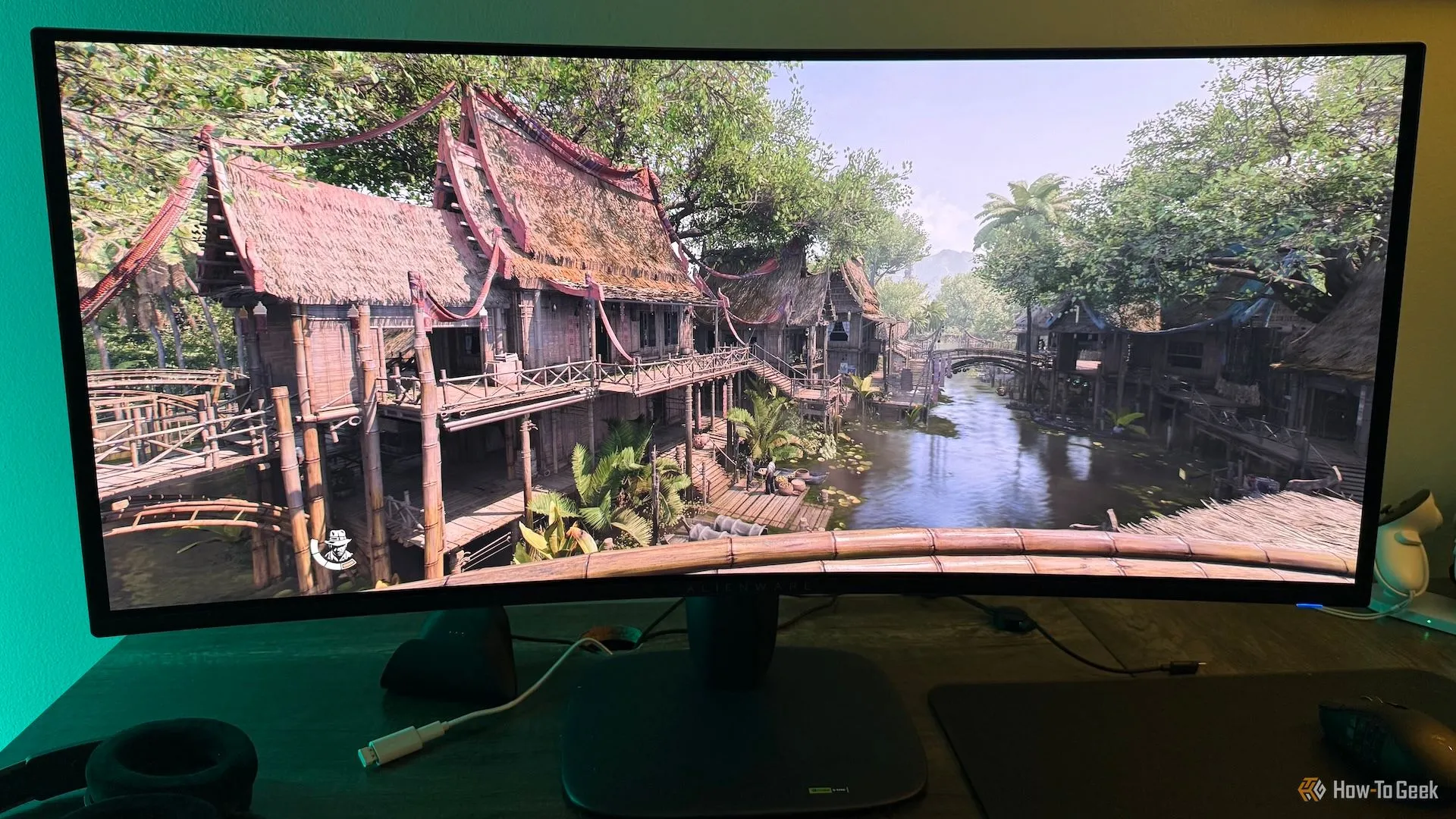 Cảnh thị trấn Siam trong game Indiana Jones and the Great Circle với hiệu ứng HDR được hiển thị trên màn hình Alienware AW3425DW QD-OLED.