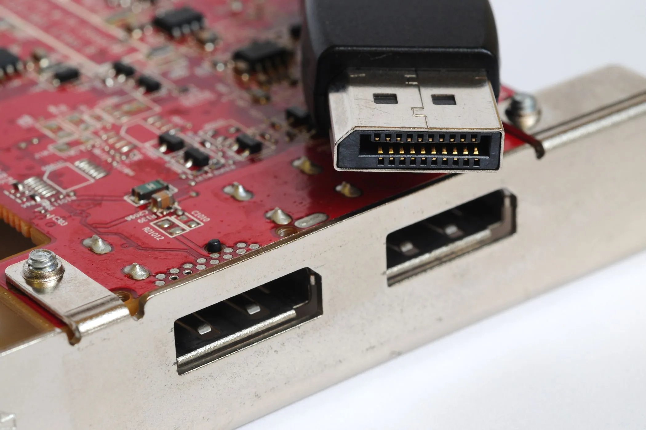 Cáp DisplayPort kết nối với card đồ họa (GPU) trên máy tính.