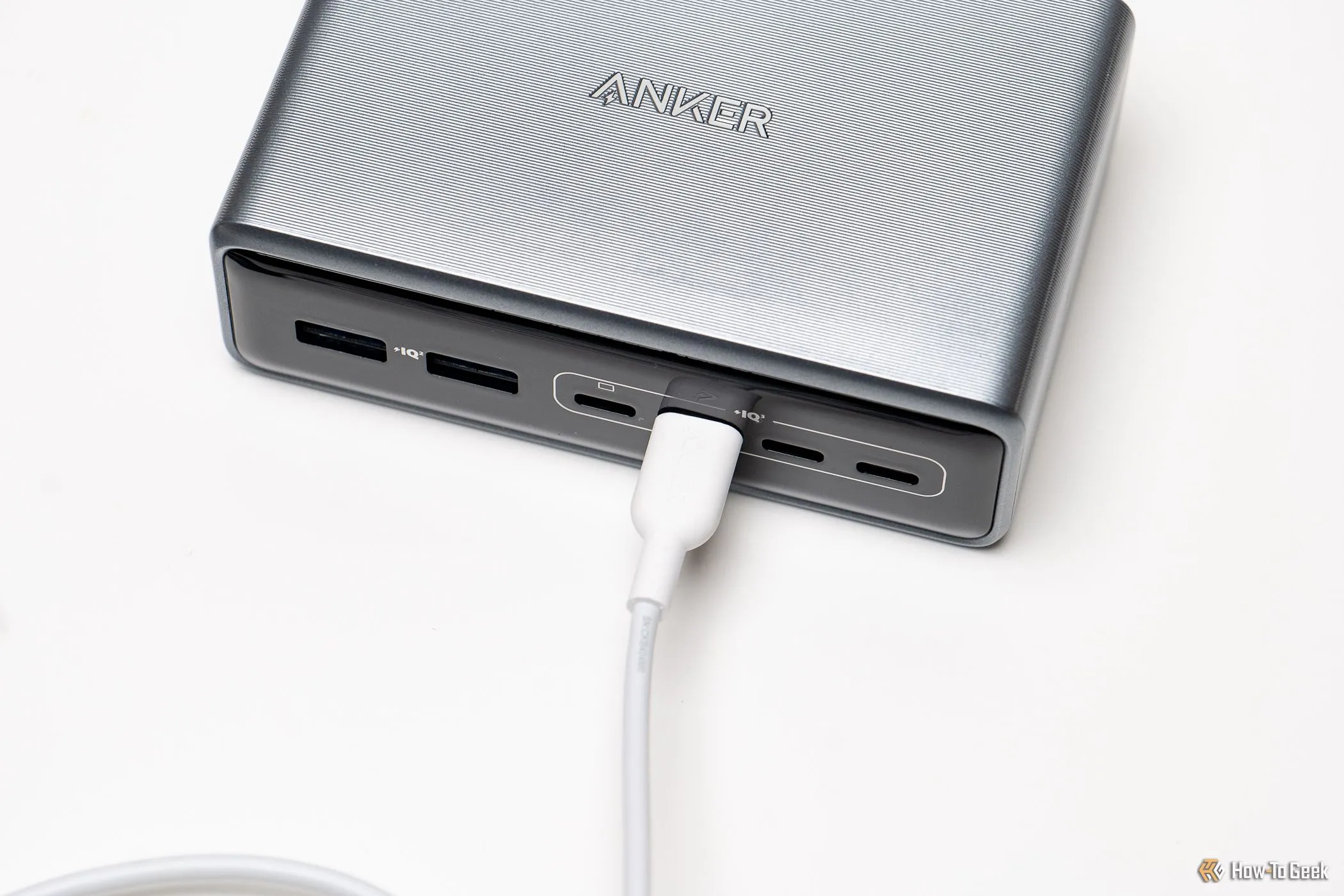 Cáp sạc USB-A được kết nối với bộ sạc Anker Prime 6-in-1 200W