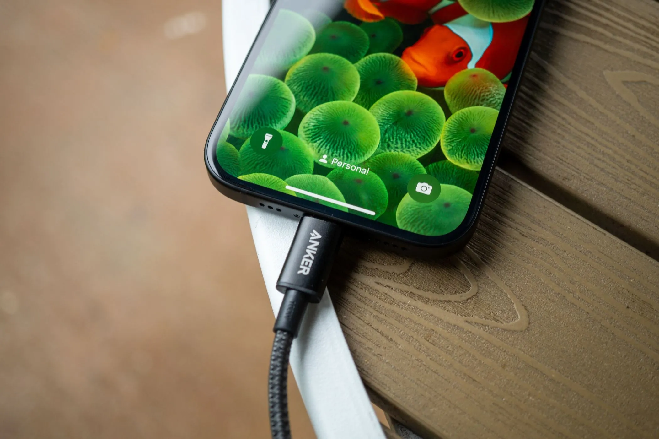 Cáp USB Type-C đang sạc nhanh cho iPhone 15, tốc độ sạc giảm dần theo thời gian