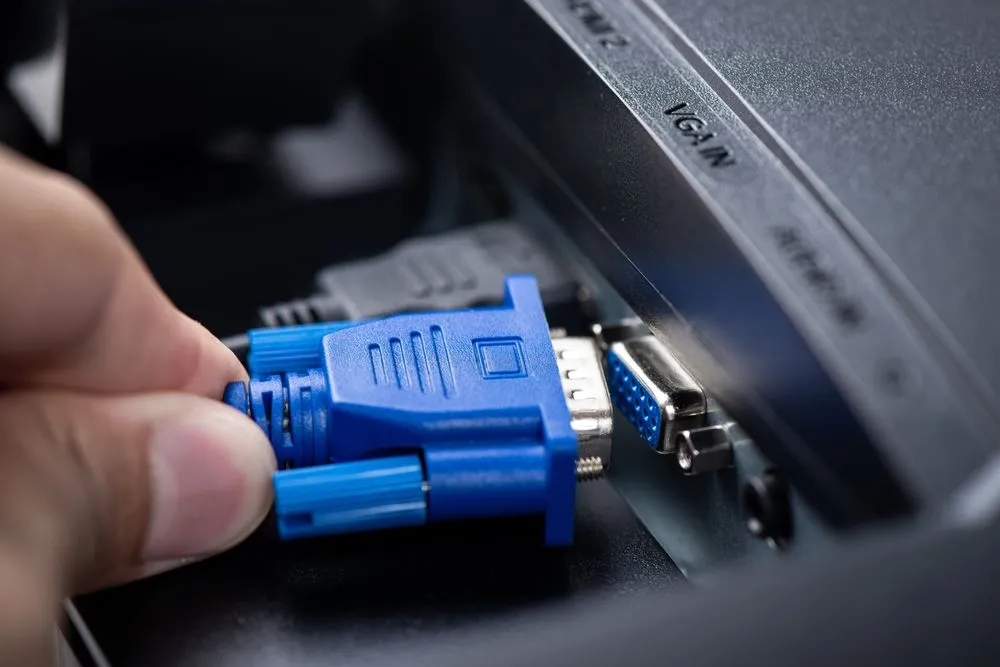 Cáp và cổng kết nối VGA màu xanh, chuyên dùng để truyền tín hiệu video analog.