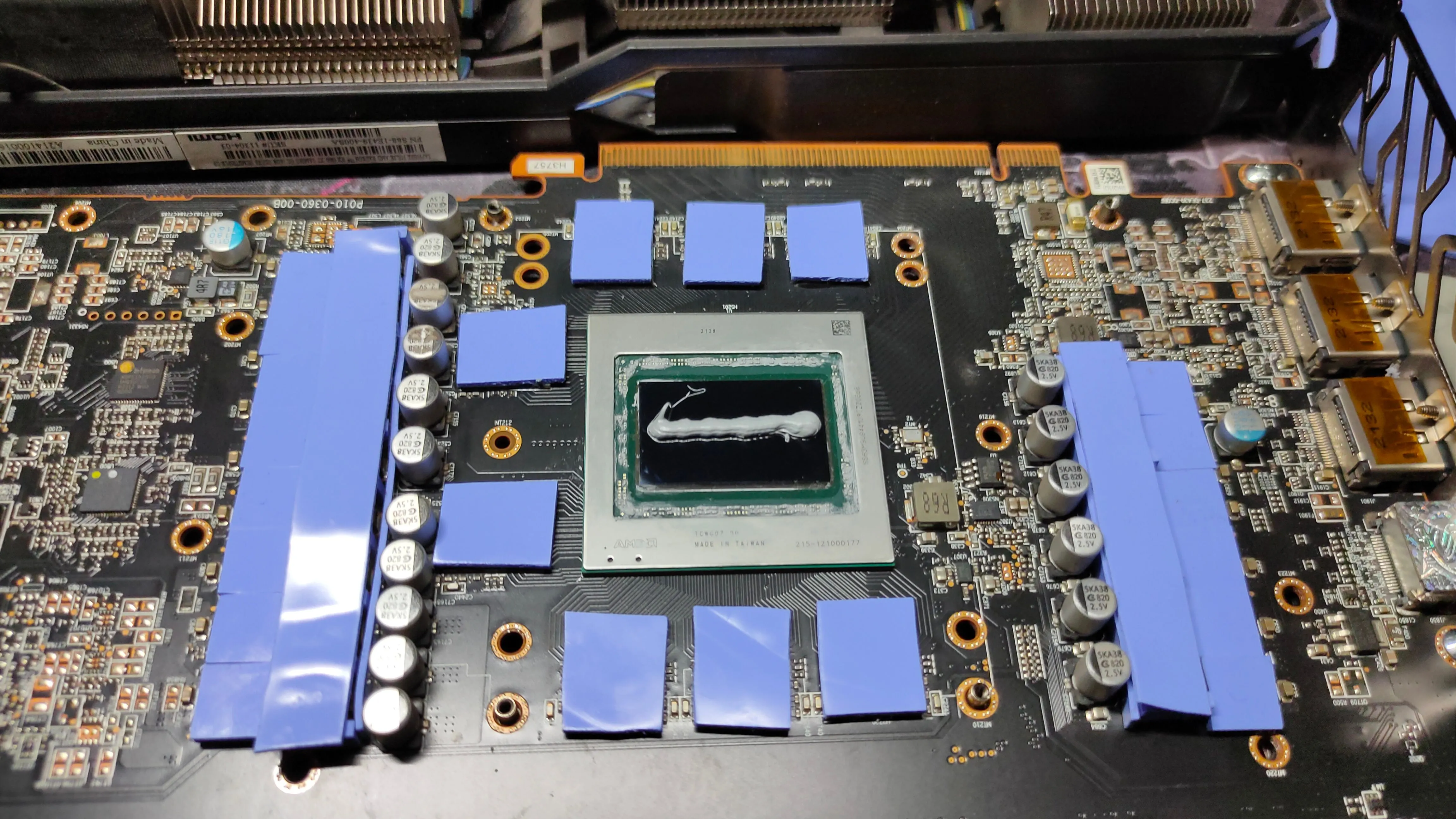 Card đồ họa AMD RX 6800 XT trần với keo tản nhiệt và thermal pad mới được thay, giúp cải thiện nhiệt độ