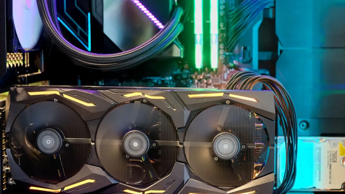 Card đồ họa (GPU) hoạt động trong máy tính gaming với đèn RGB nổi bật.