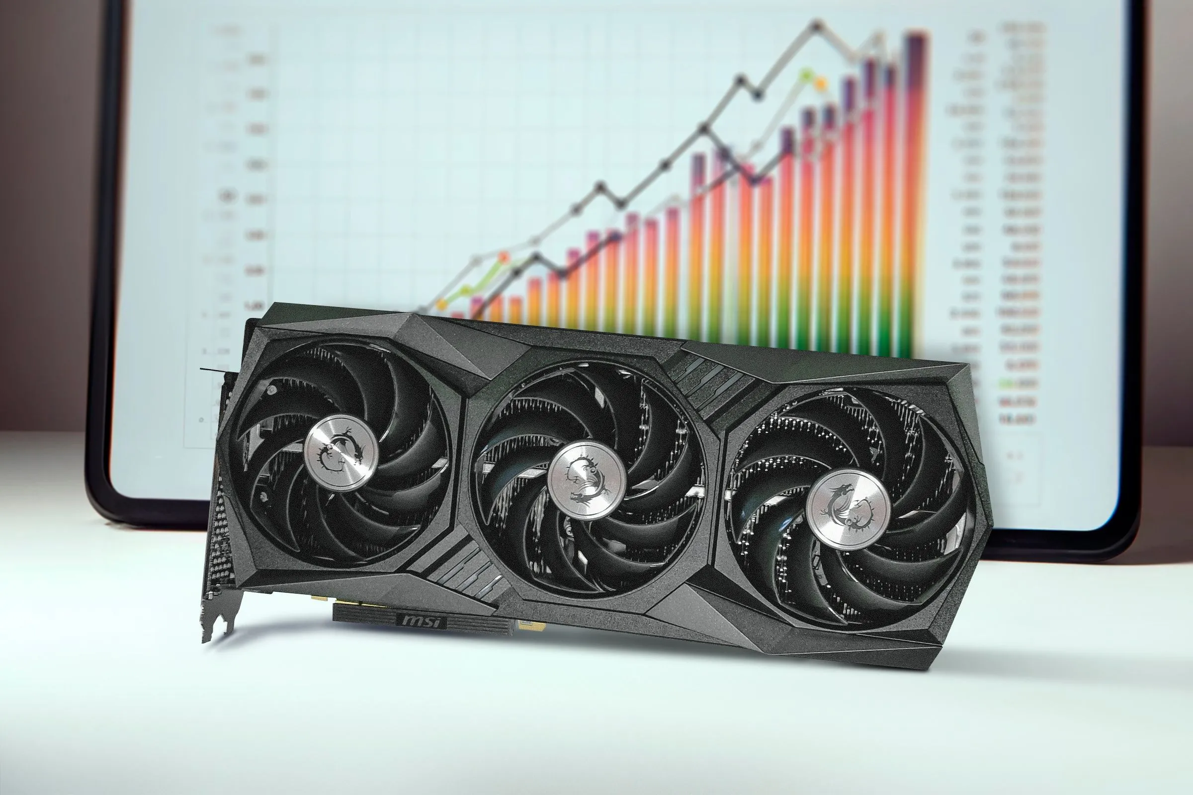 Card đồ họa GPU và biểu đồ hiệu năng benchmark ở hậu cảnh minh họa lợi ích undervolt