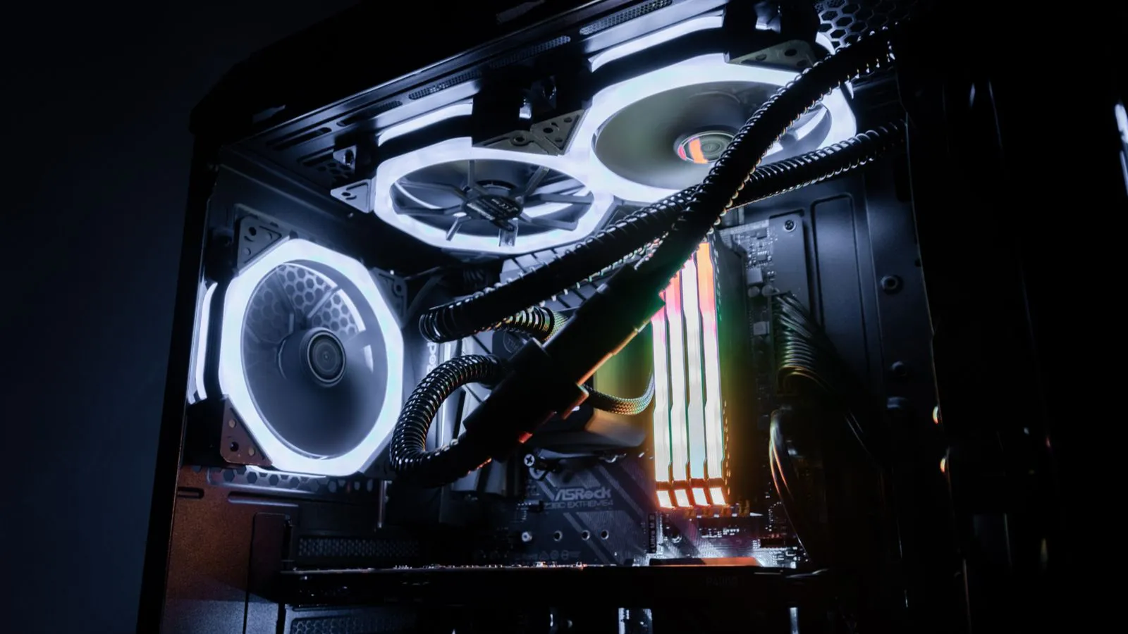 Cấu hình PC gaming cao cấp với đèn LED RGB bên trong