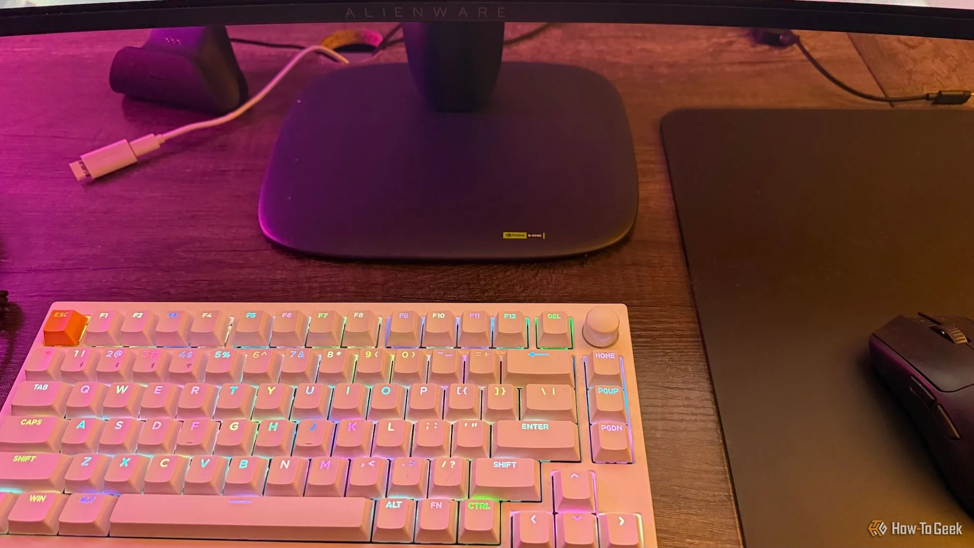 Chân đế nhỏ gọn của màn hình Alienware AW3425DW trên bàn làm việc, cùng bàn phím cơ Keychron P1 HE và chuột Razer Viper V3 Pro.