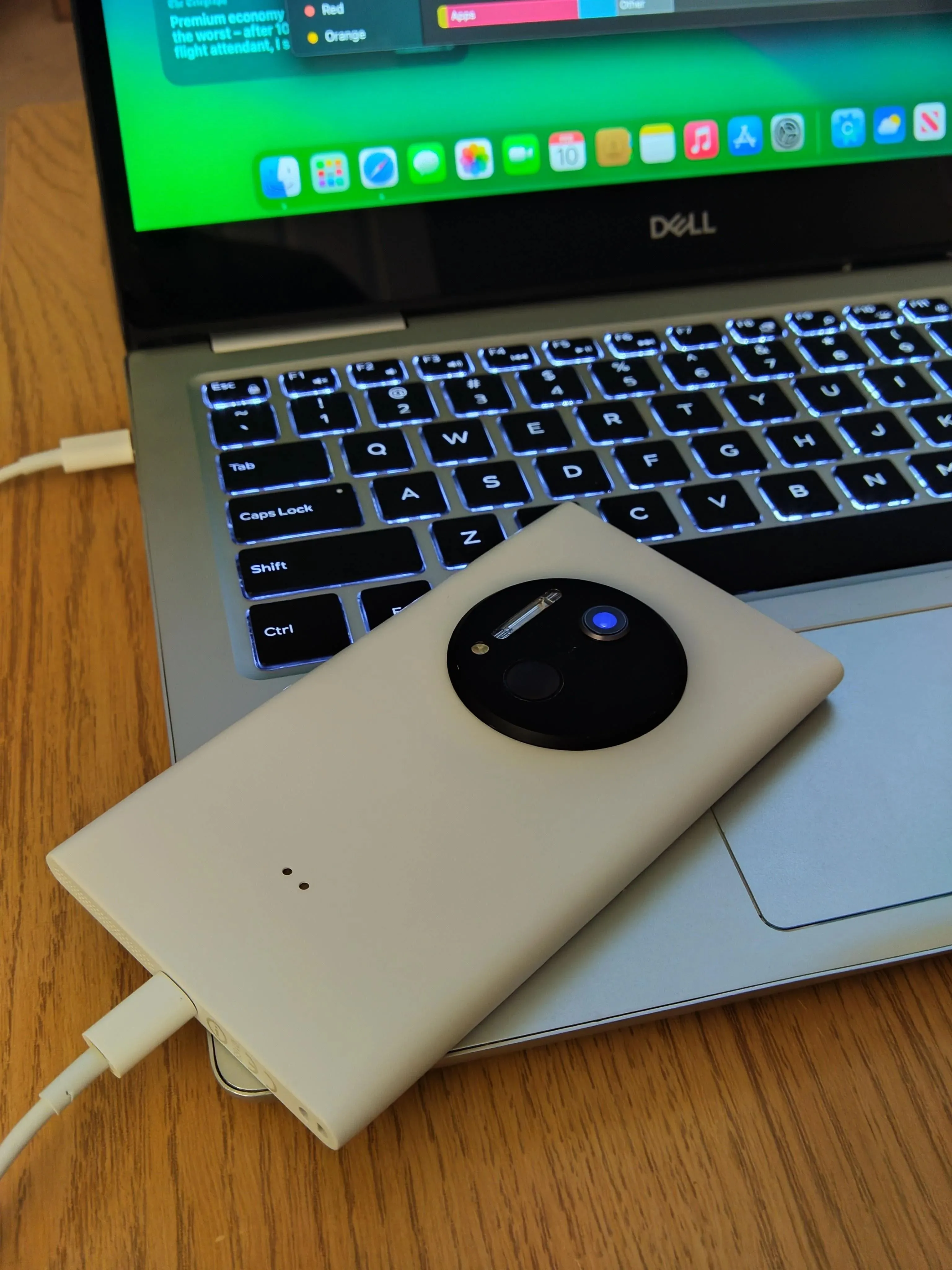 Chi tiết cổng sạc Lightning được ngụy trang thành micro-USB trên chiếc điện thoại mod iPhone Lumia