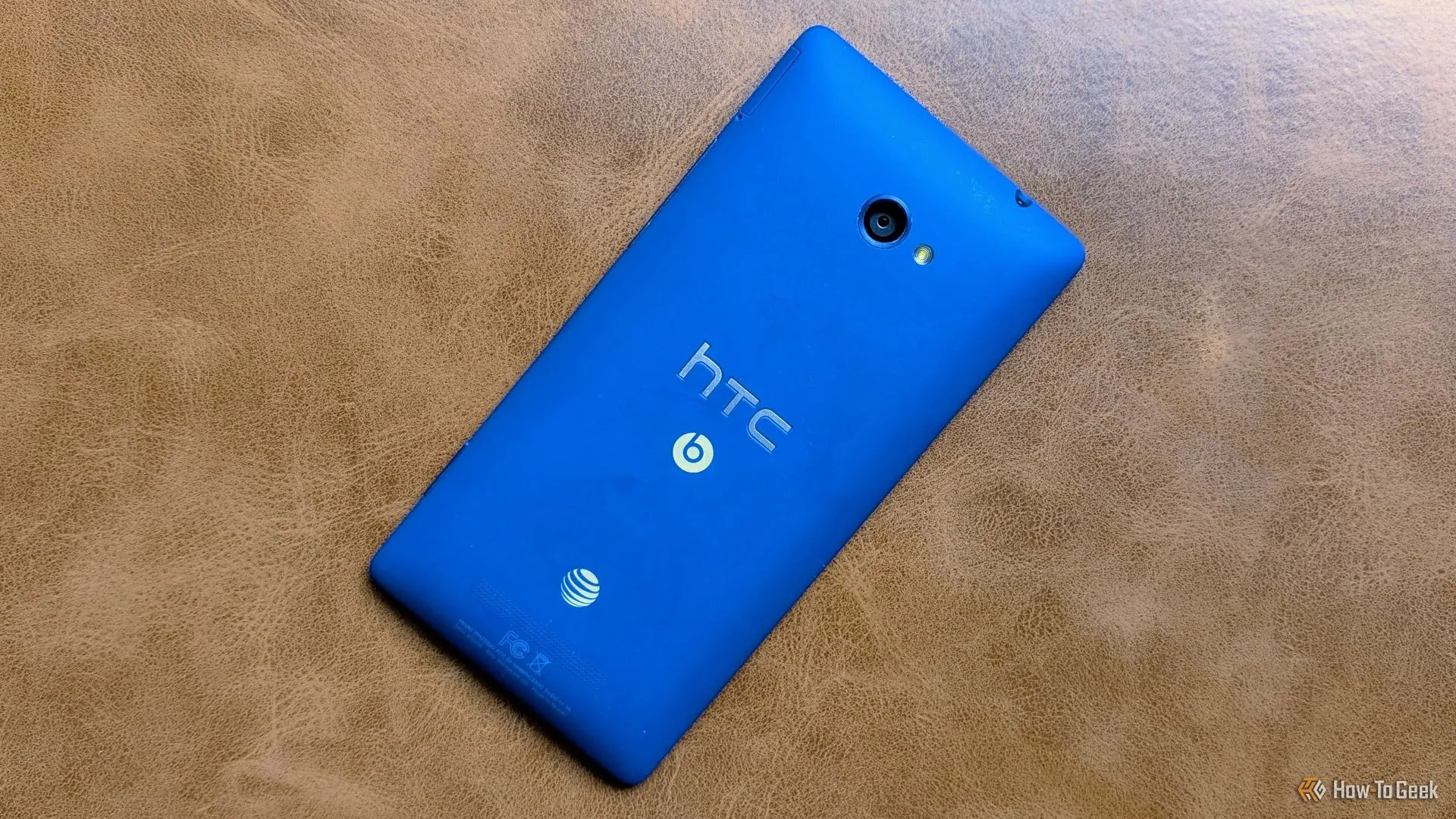 Chiếc điện thoại HTC Windows Phone 8X màu xanh lam, với thiết kế bo tròn và góc cạnh độc đáo.