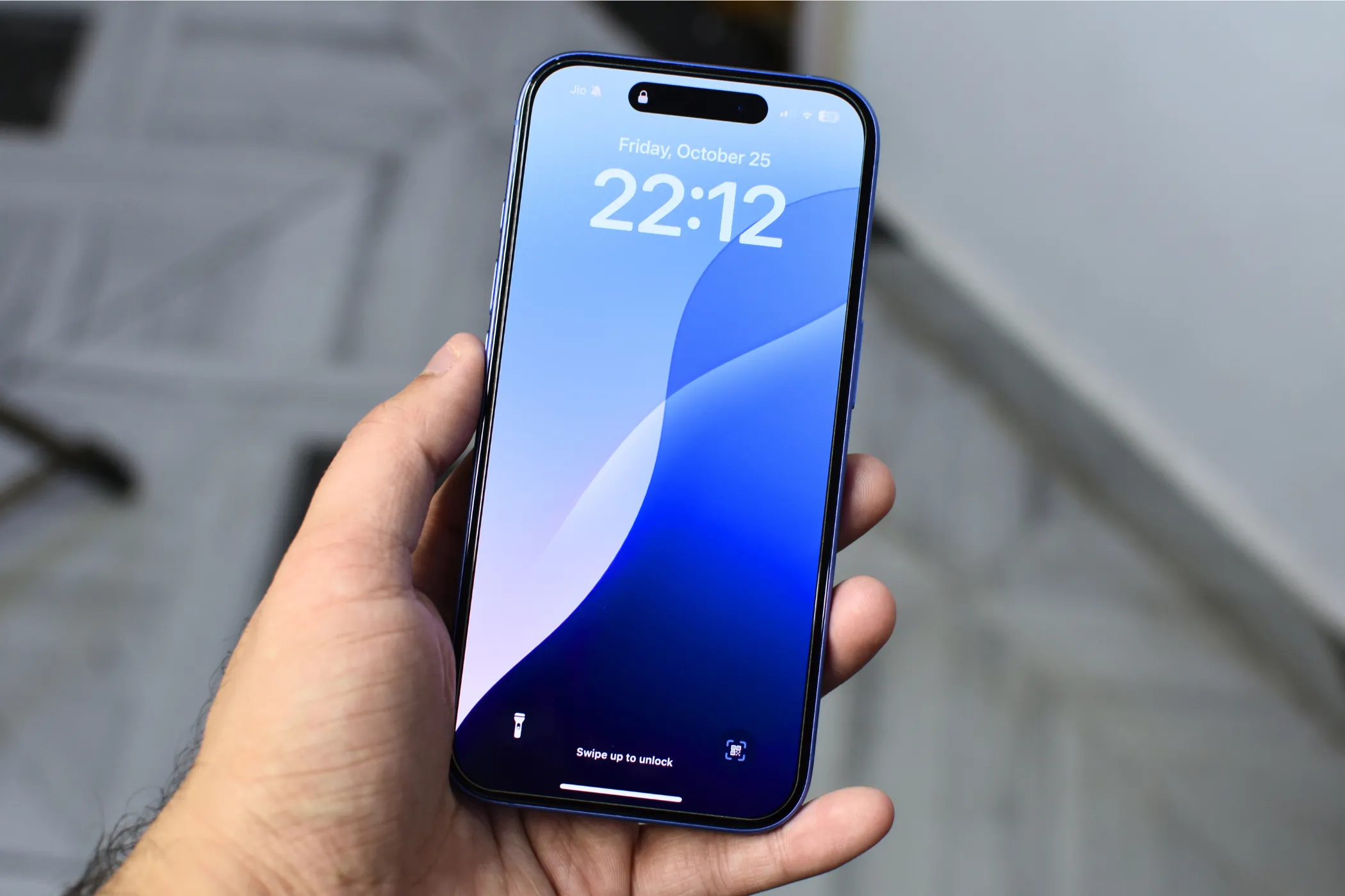 Chiếc iPhone 16 đang được cầm trên tay, biểu tượng cho smartphone hiện đại