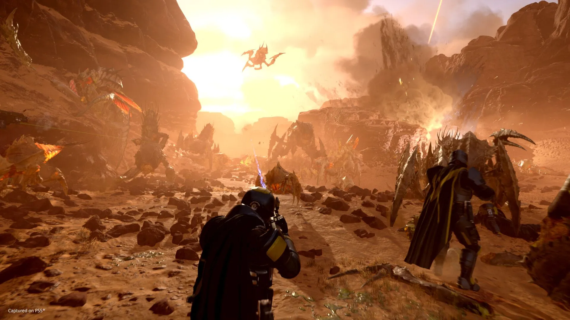 Chiến binh Helldivers 2 đang chiến đấu, minh họa cho việc game yêu cầu tài khoản riêng của nhà phát hành.